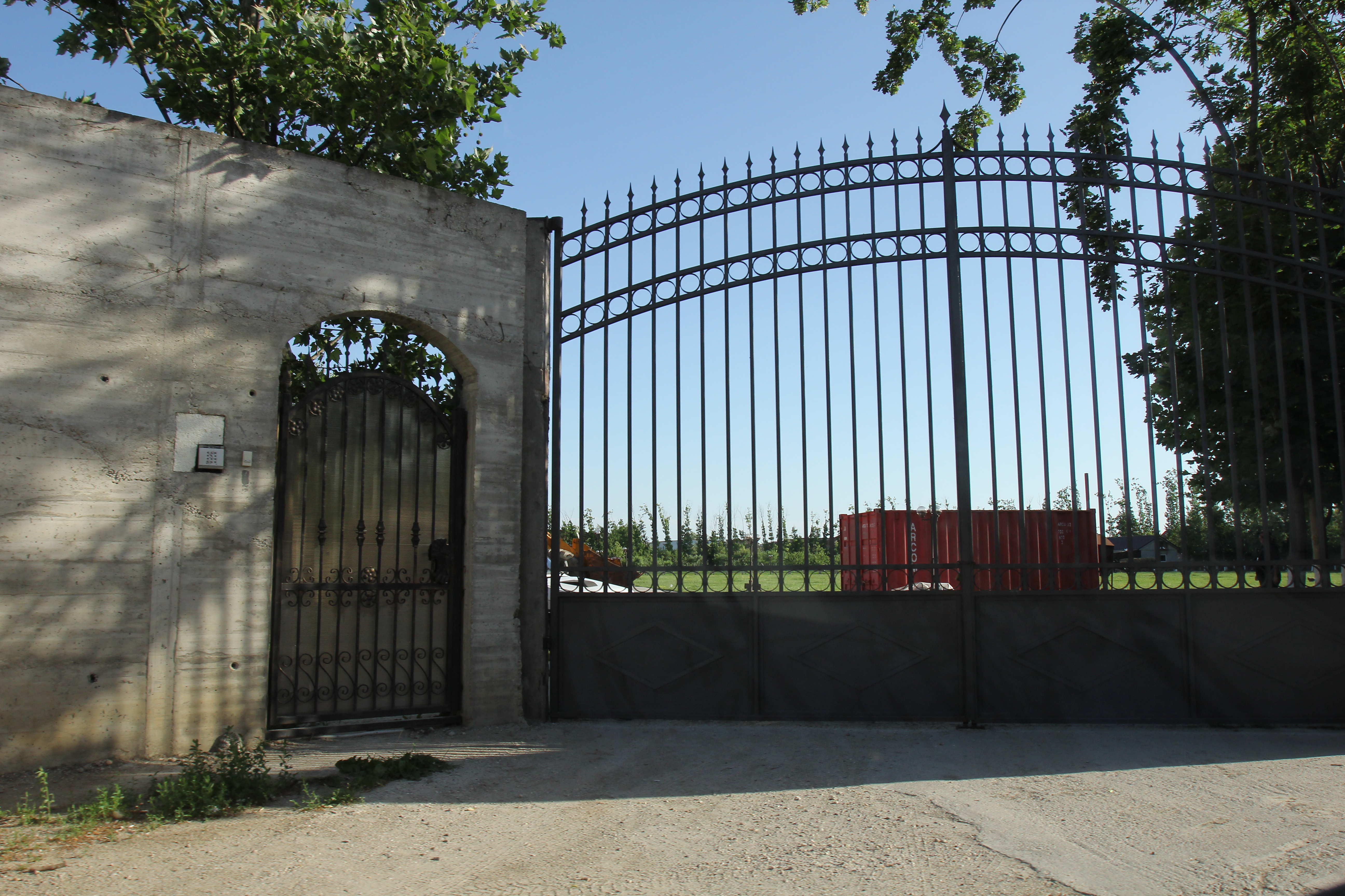 Asa arata intrarea secundara pe proprietatea lui Gigi Becali