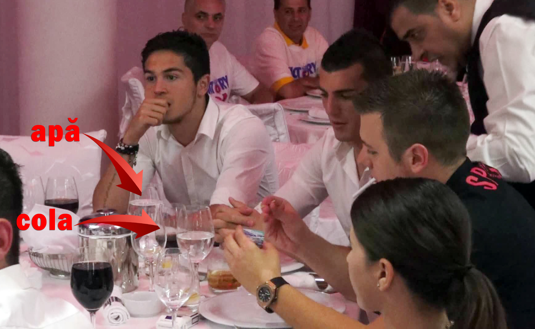 Dupa cateva ore doar cu apa si cola, Nikolic a chemat chelnerul si i-a comandat ceva mai tare