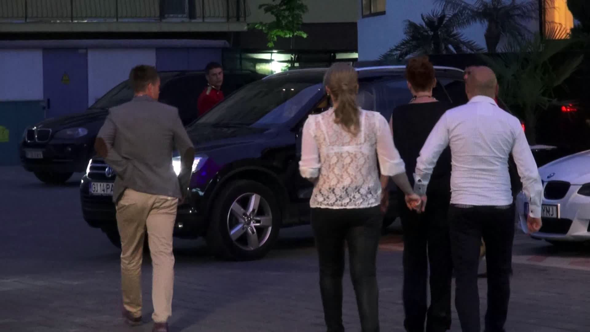 Pintili cauta masina prin parcare