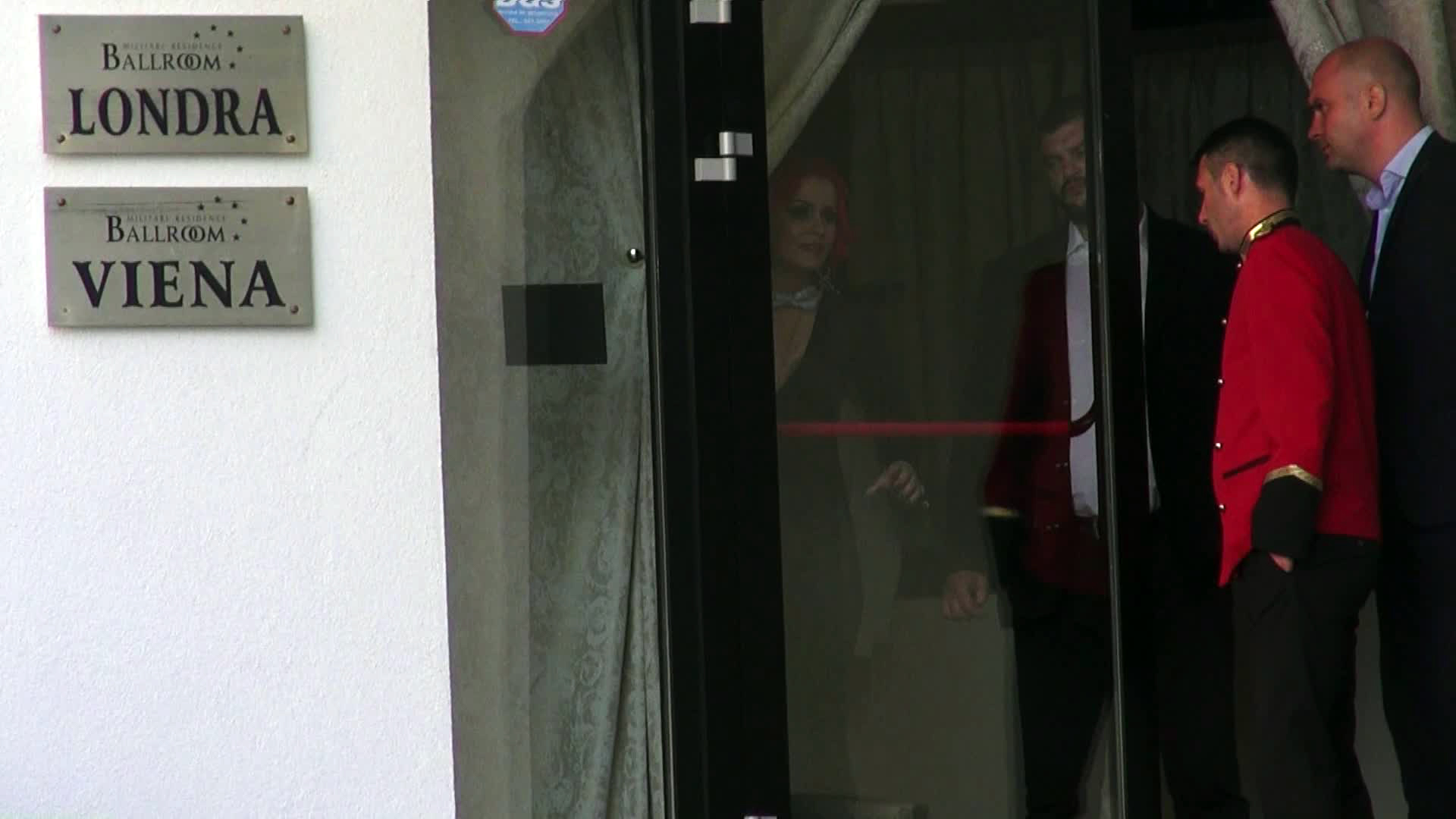 Sotia lui Rusescu a avut mare grija ca nu cumva sa fie filmat in stare de ebrietate. Abila, doamna l-a scos pe la iesirea din spate.