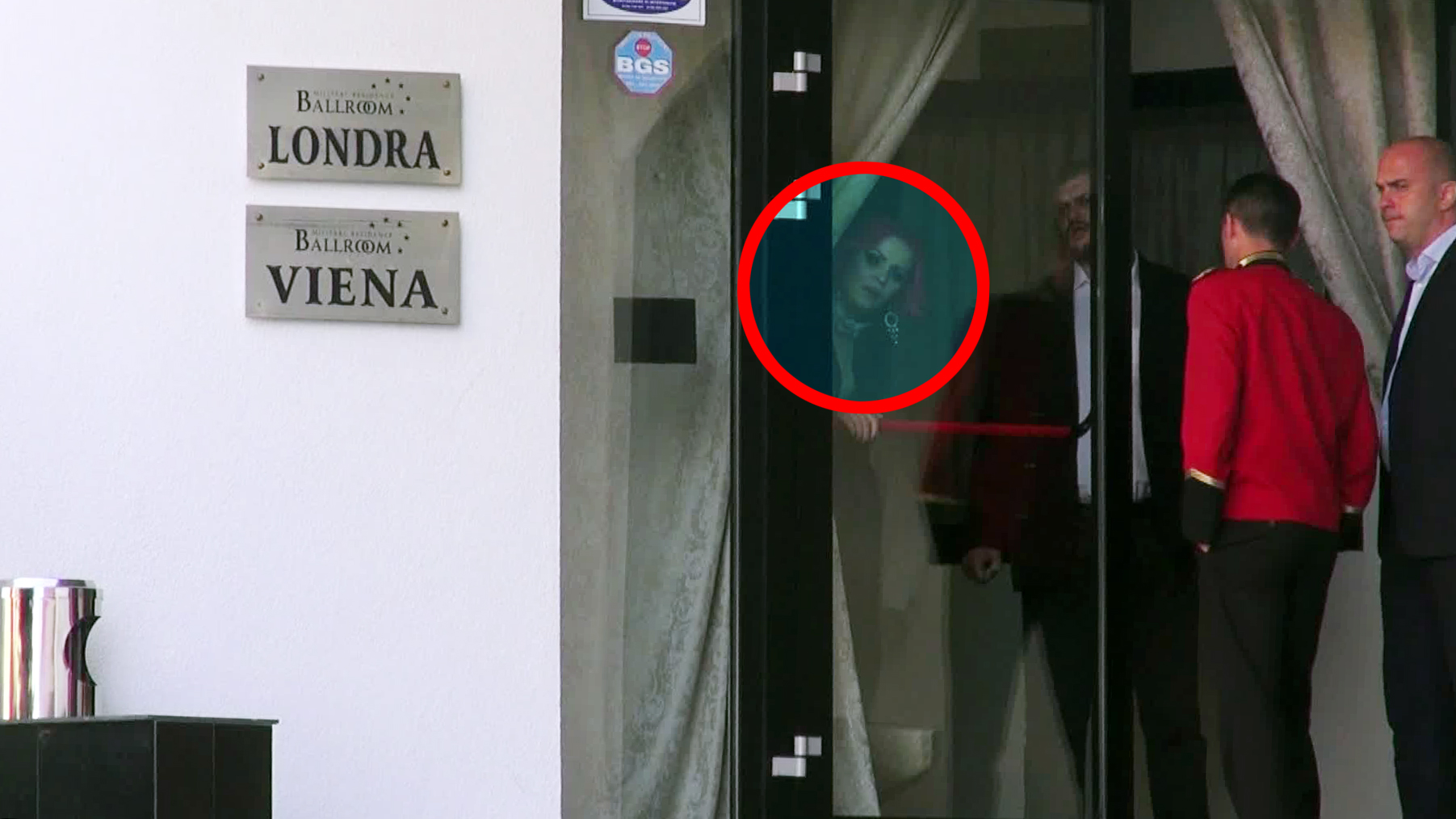 Doamna Rusescu a avut grija sa-l scoata pe Raul prin spate