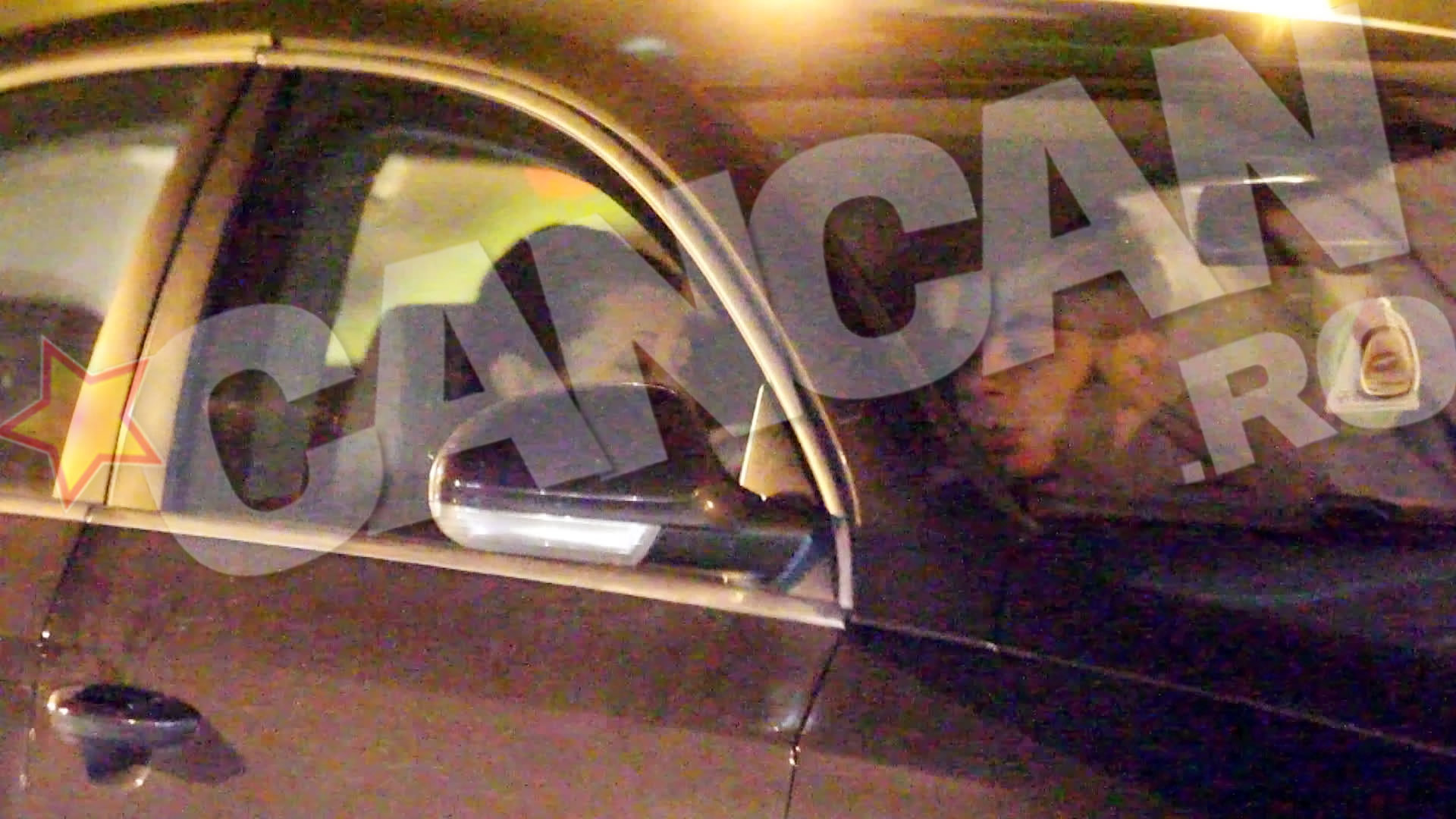 Denise si tinerelul ei s-au certat aprig in masina