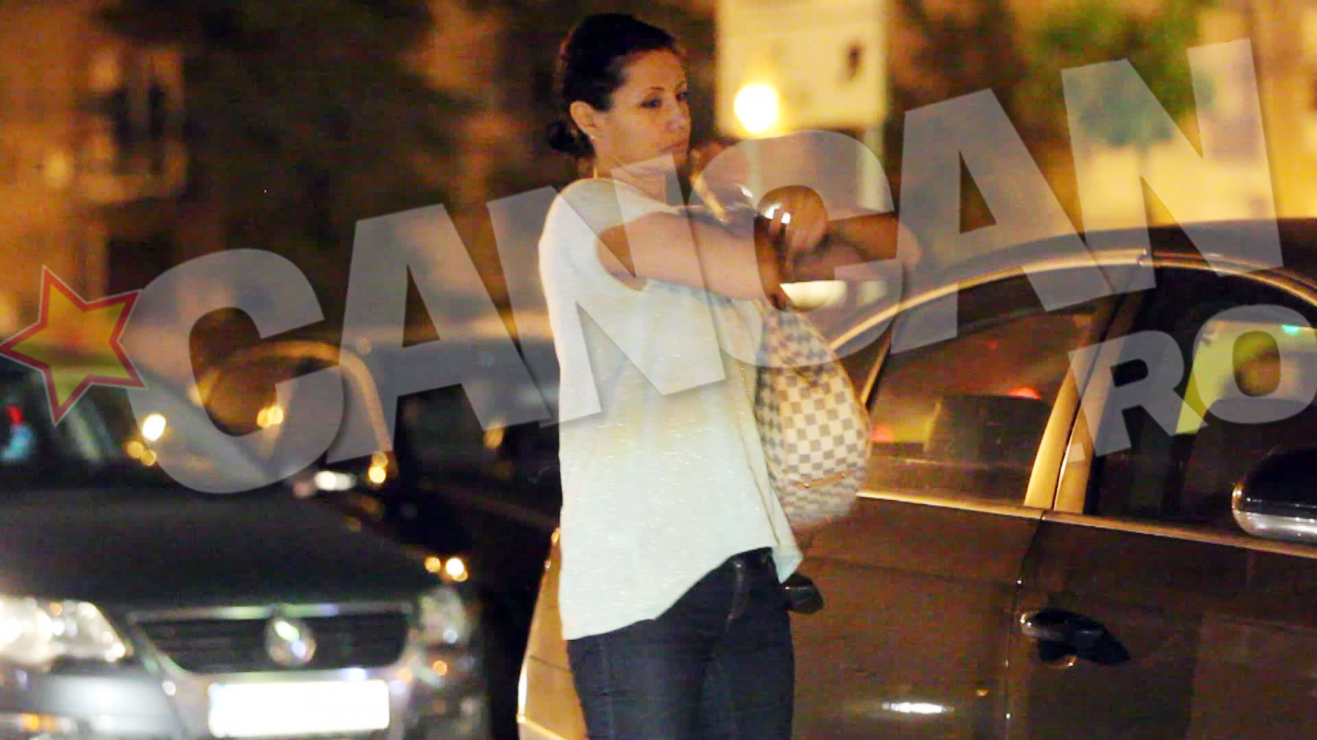 Suparata, femeia a coborat din masina hotarata sa intre singurain casa