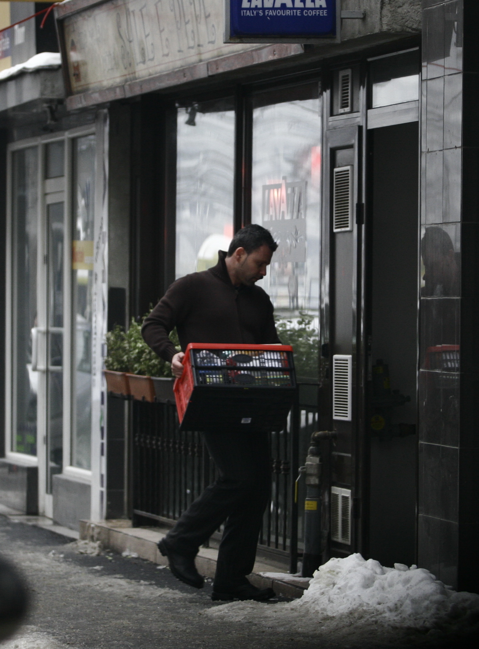 In ciuda faptul ca patronul Robert Chiser se implica de dimineata pana seara in treburile restaurantului, facand inclusiv aprovizionarea, afacerea n-a mers asa cum si-ar fi dorit