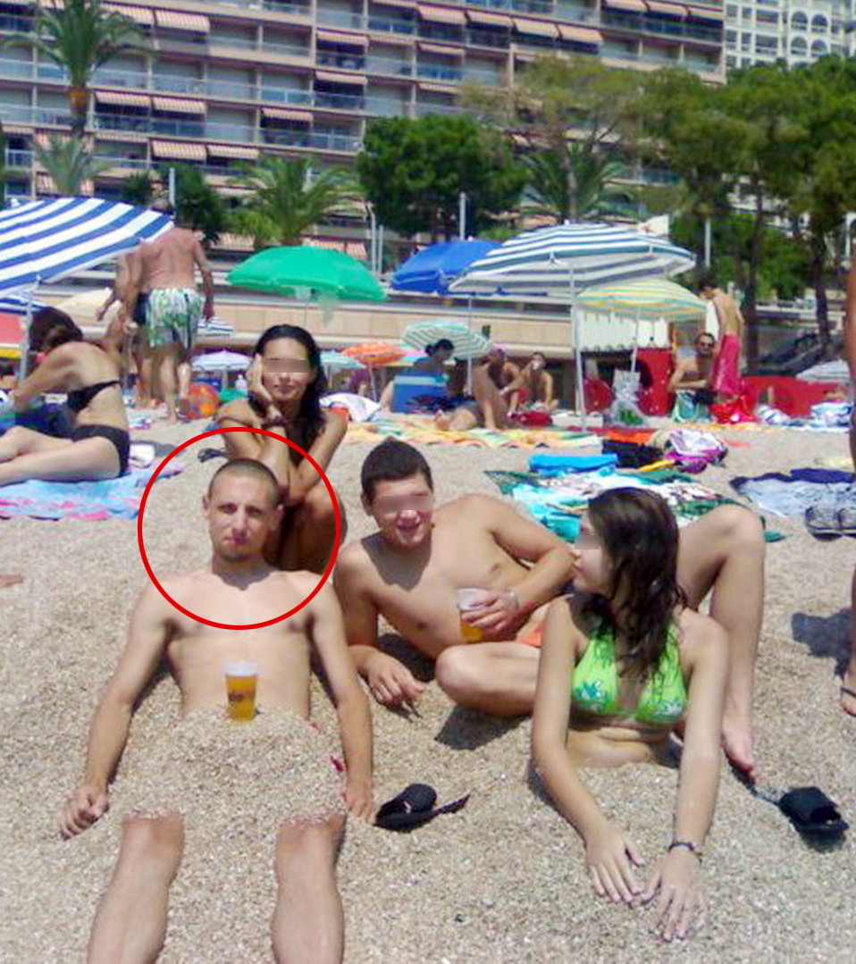 In prezenta fostei sotii (bruneta din plan secund) si a cumnatului sau de la acea data, Marcel Prodan (medalion) s-a aratat lipsit de inhibitii, facand aluzii la organul genital pe o plaja publica