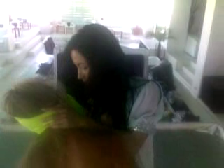 Blonda ii saruta sanii lui Bijou