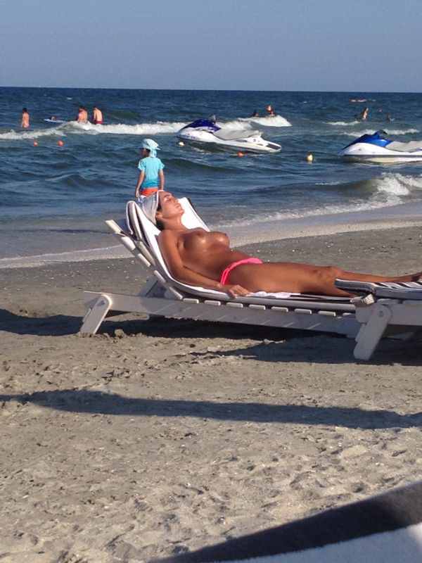 Margherita, topless la mare