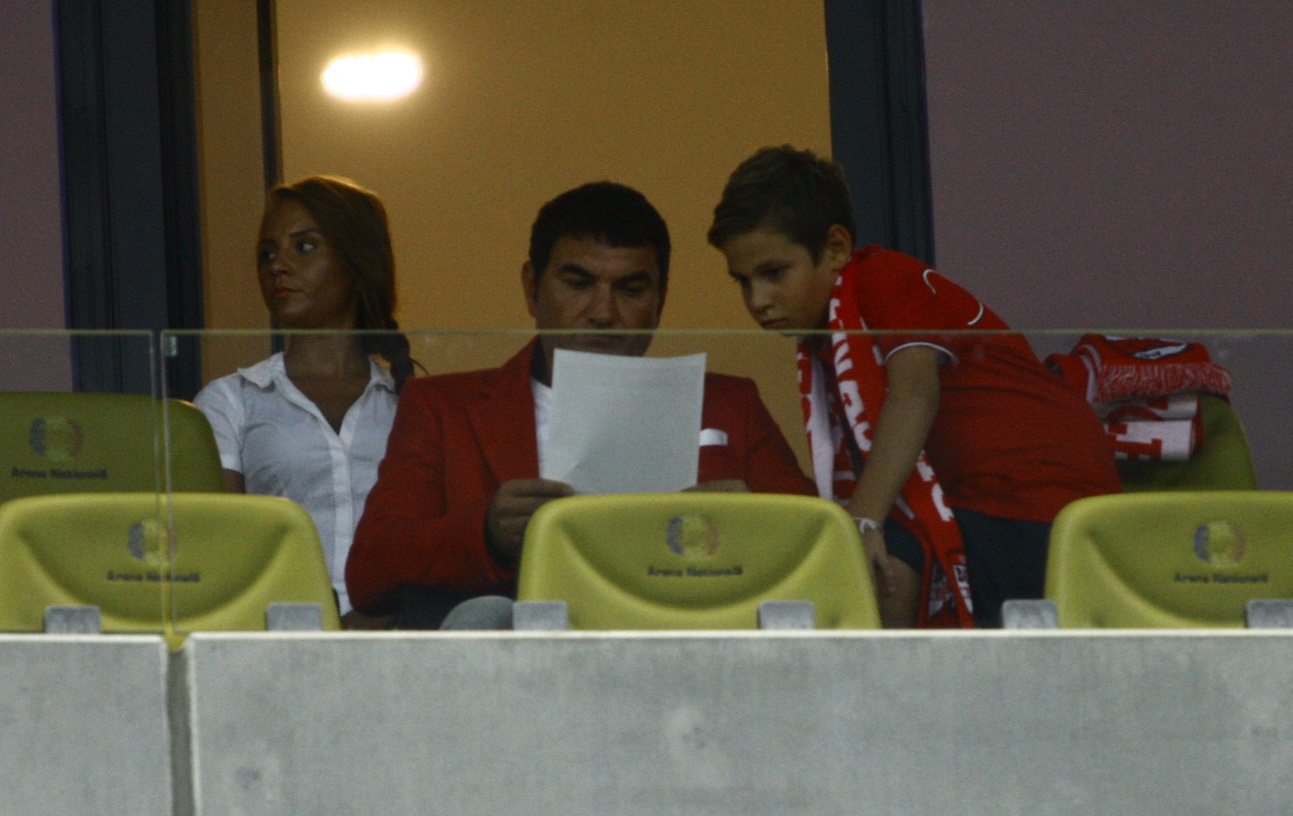 In timp ce Patrick era in galerie, Cristi Borcea a ramas la loja impreuna cu fiul sau cel mic