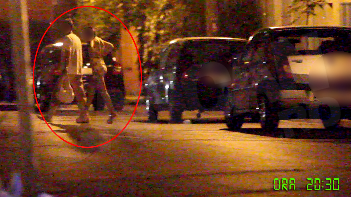 Doamna este emotionata. De la distanta ar parea ca incearca sa traga de timp