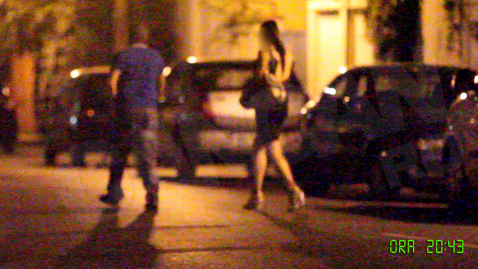 El pare grabit, ea amuzata. Par un cuplu normal care, intr-o seara de miercuri, au ales sa mearga in vizita la niste prieteni