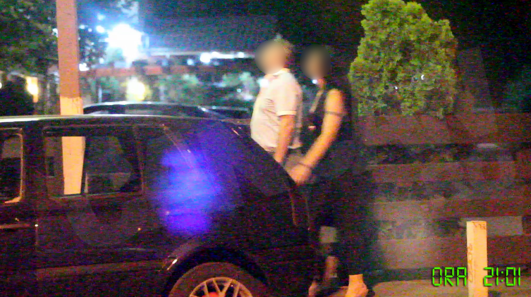 Cuplul numarul 4, in ordinea sosirii. Un domn cu parul alb si o doamna cu rochie neagra merg tinandu-se de mana. Se vede de la o posta, au emotii.