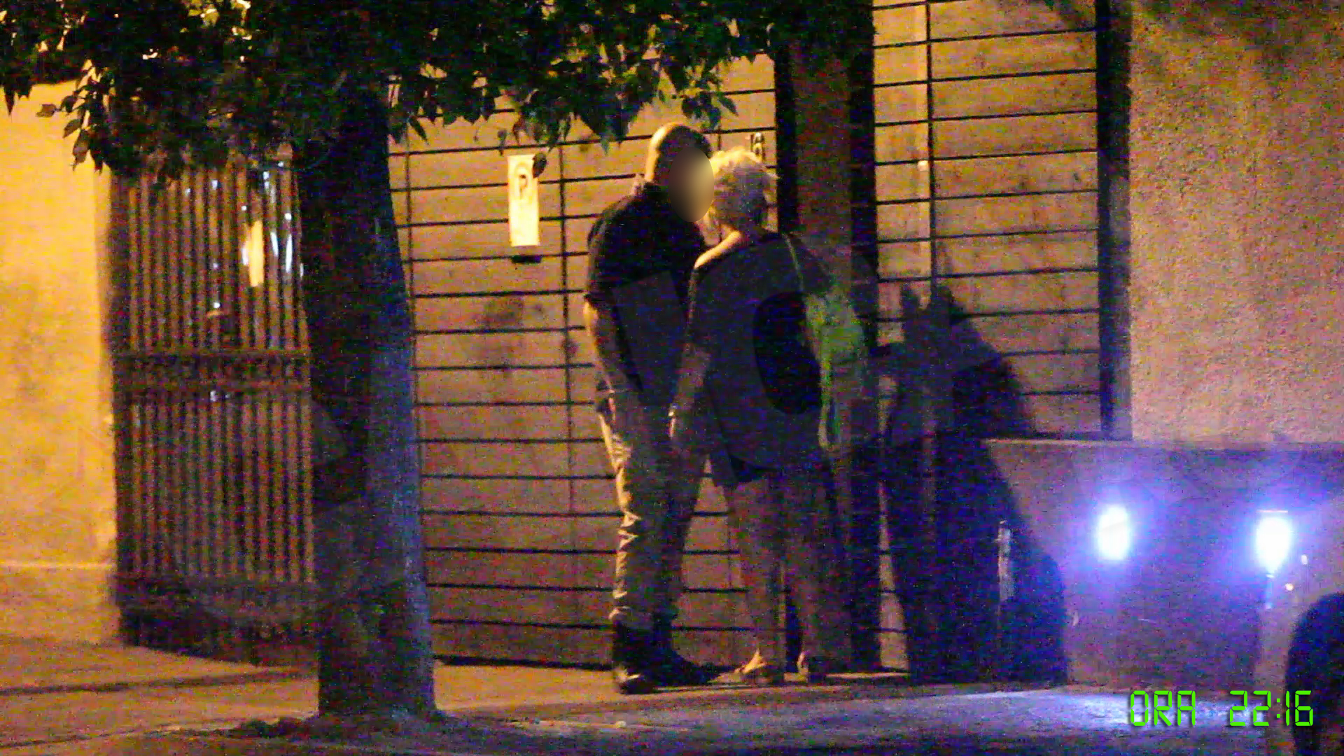 El si ea, italieni. total dezinhibati. Se amuza in timp ce astepta sa li se descida usa