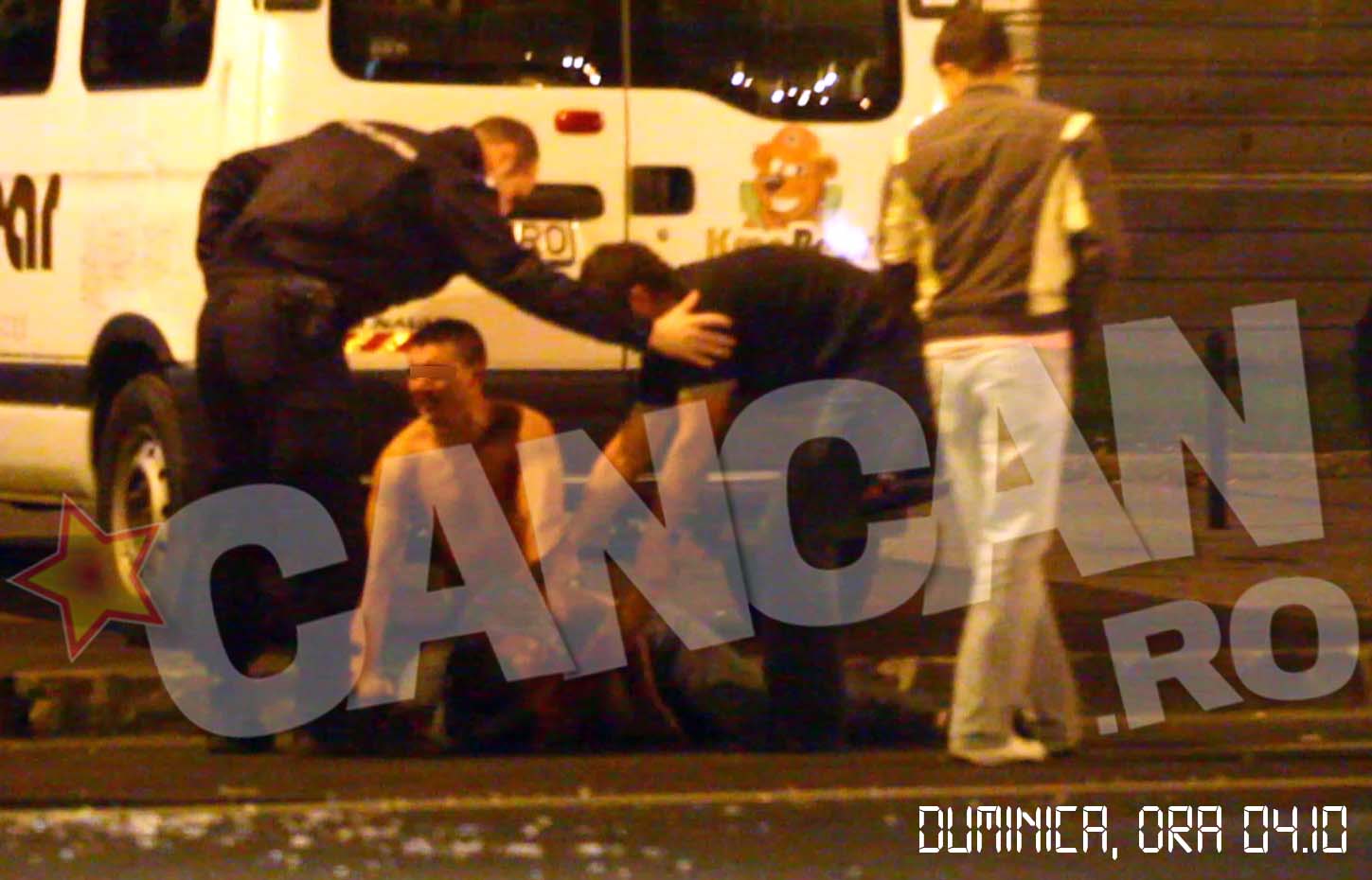 Politistul incearca sa-i consoleze pe amicii victimei