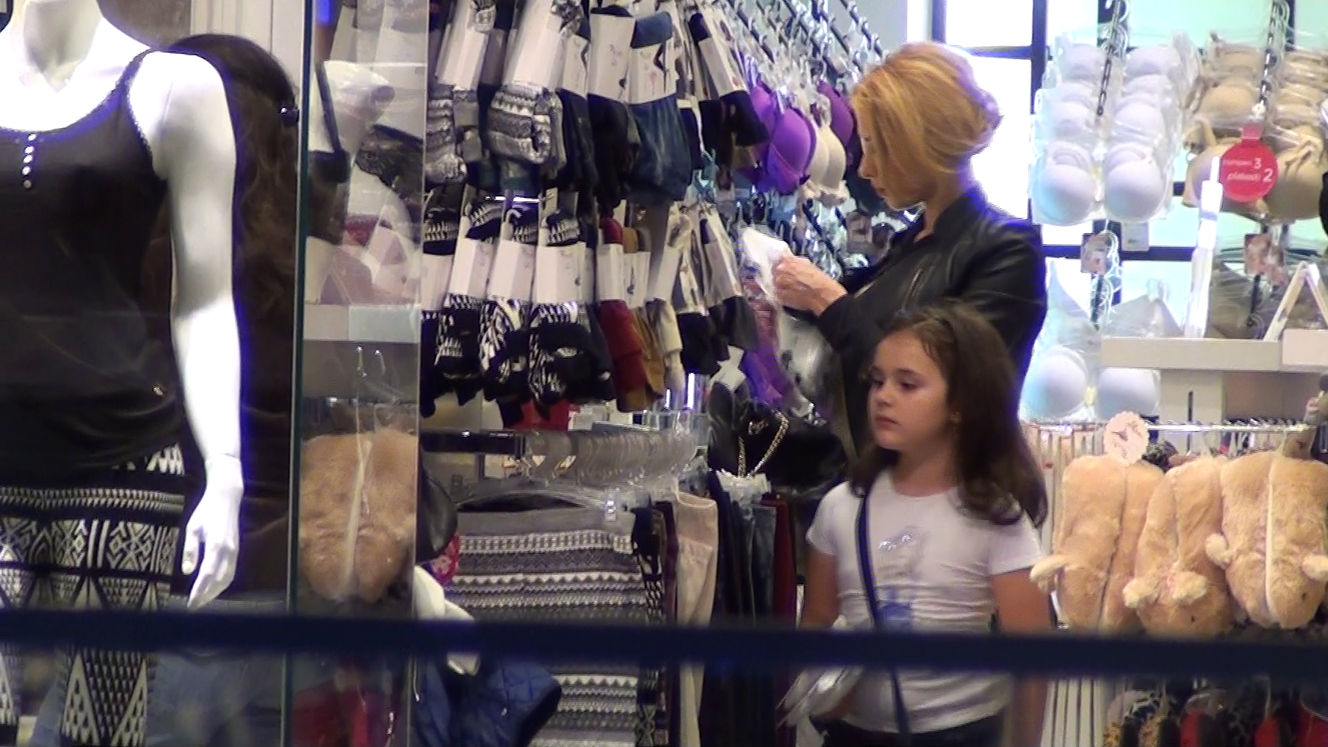 Imediat dupa ce a platit sutienele, vedeta le-a bagat repede in geanta