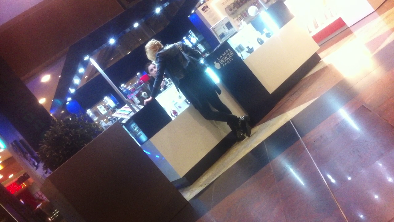 Iulia s-a oprit mai apoi la o parfumerie