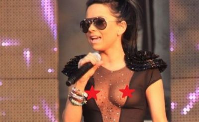 Innei ii palce sa se imbrace cat mai sexy pe scena