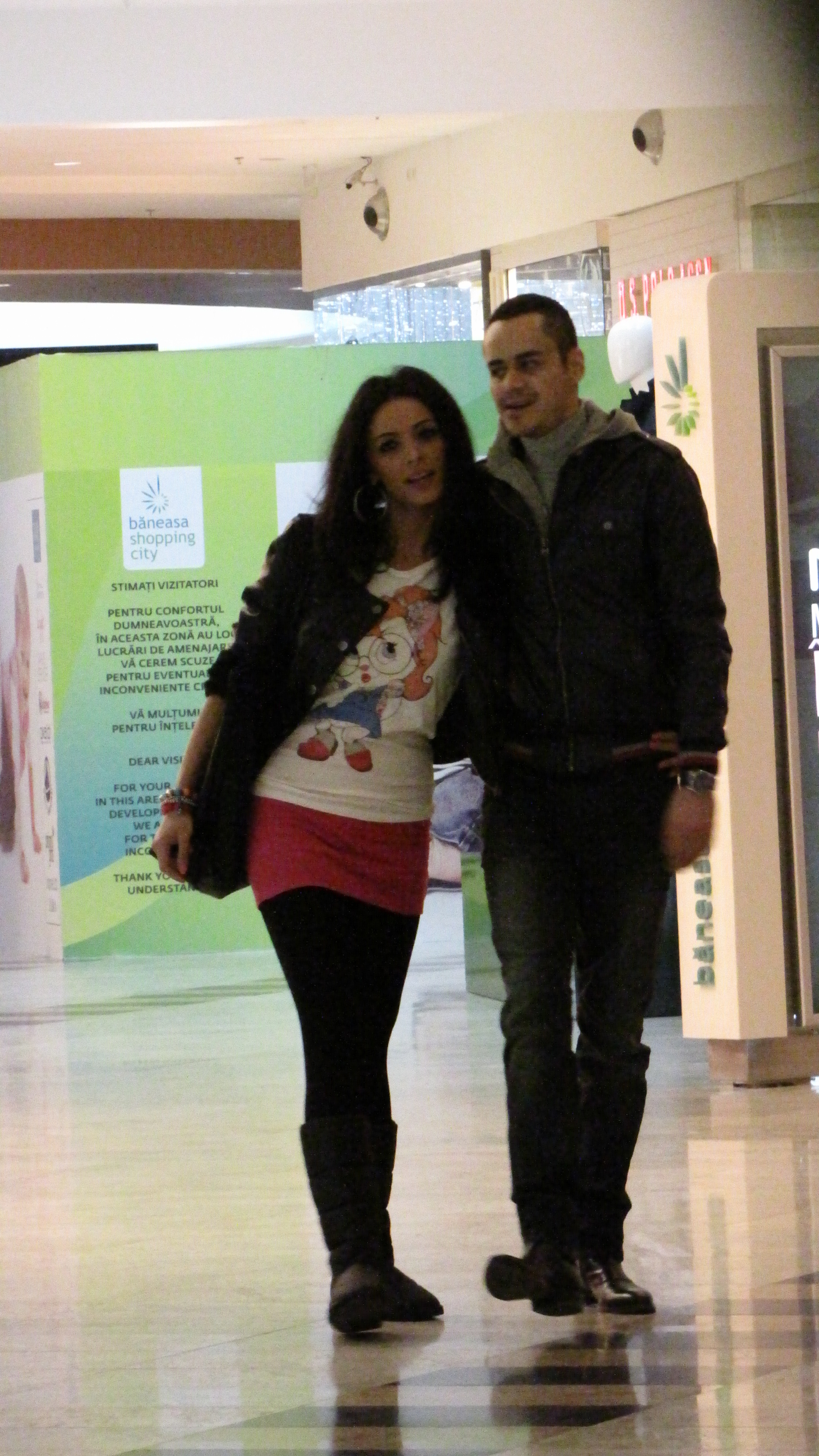 De aproximativ doi ani, Cosmina are o relatie cu Nemer, un medic ortoped de origine libaneza