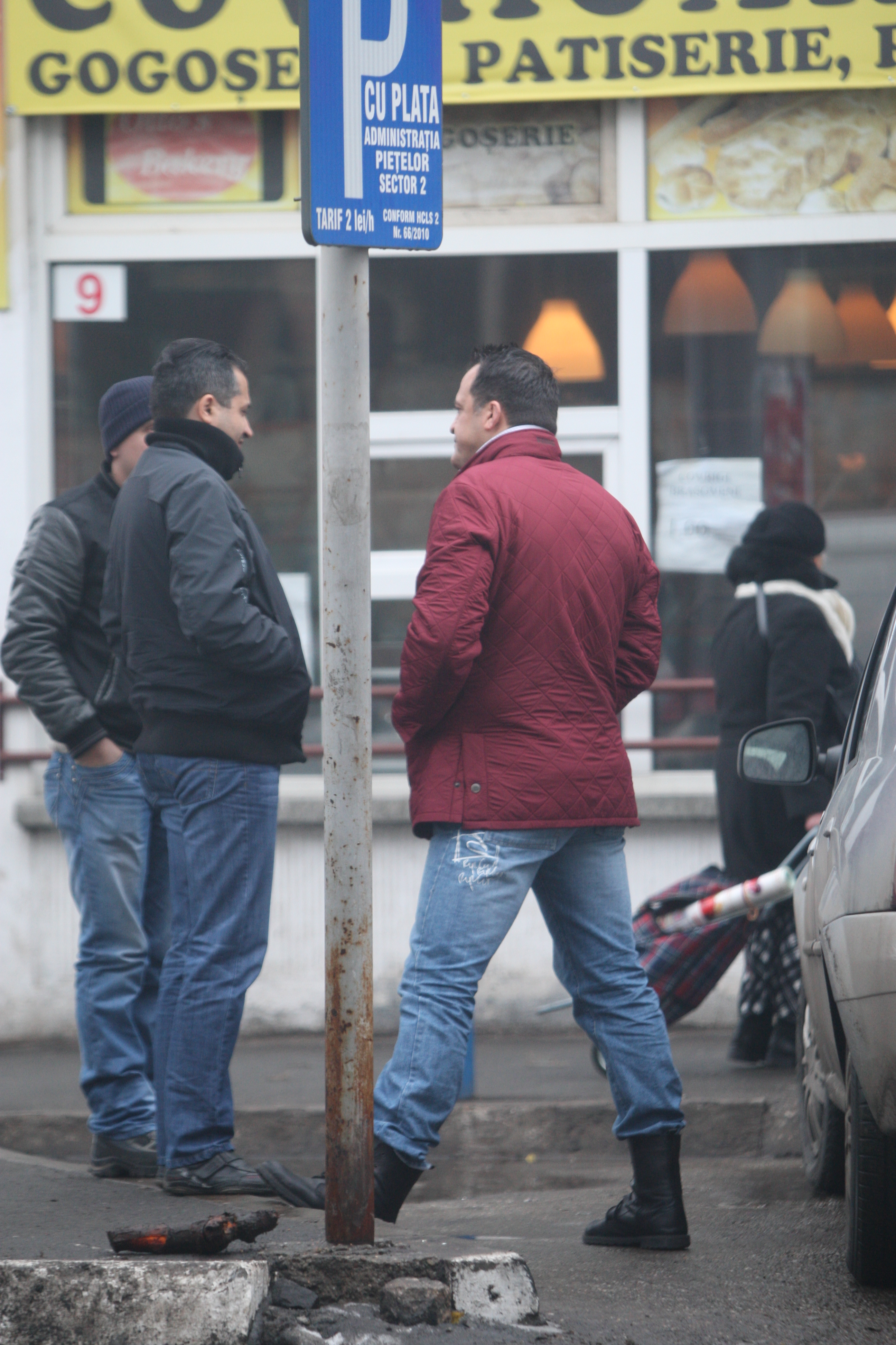 Constantin Iosef sta la taclale in fata covrigariei de la Obor