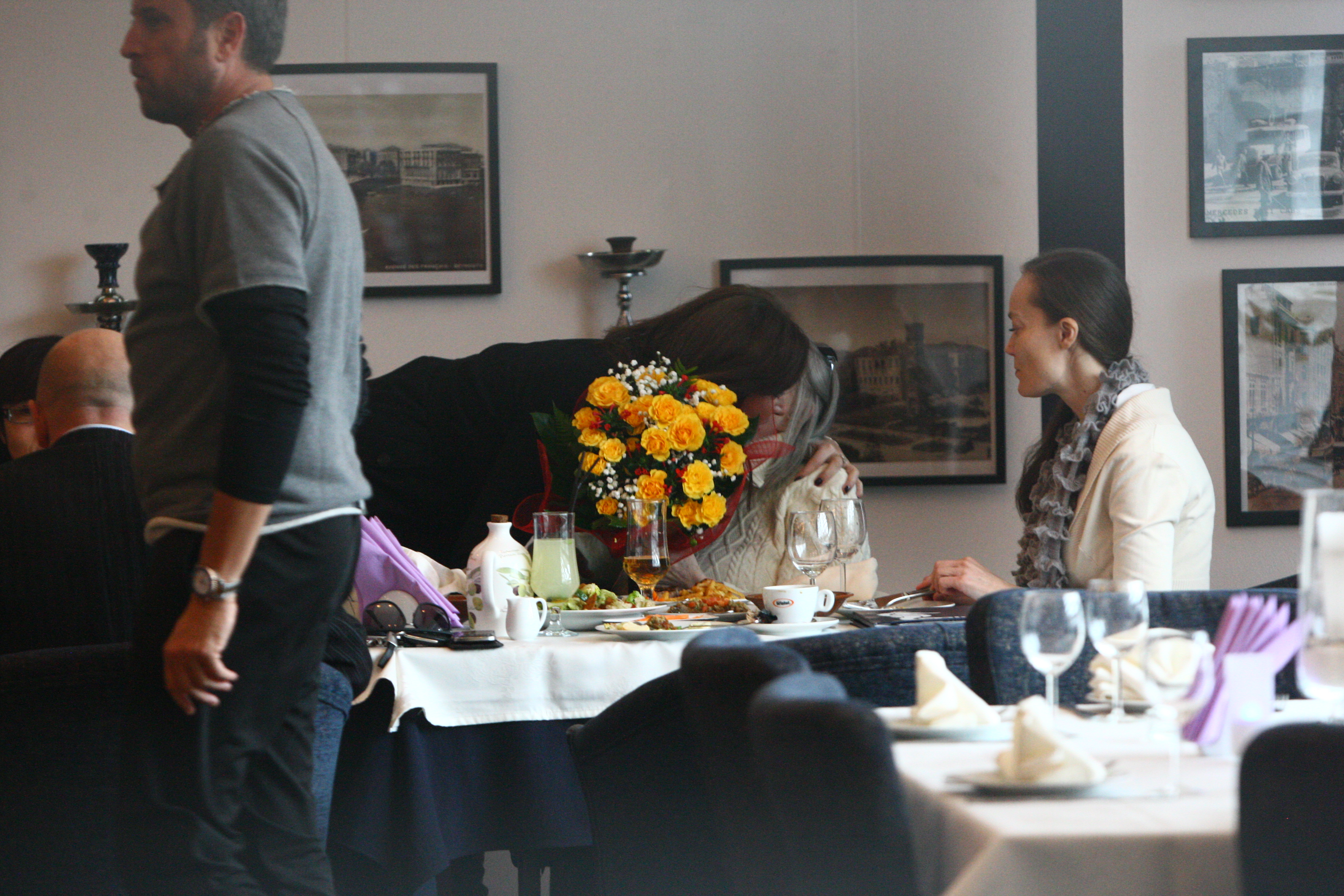 In momentul in care a juns la local, Maria Andrei a mers tinta la Zina, a imbratisat-o si, tremurand, i-a oferit un buchet de trandafiri galbeni