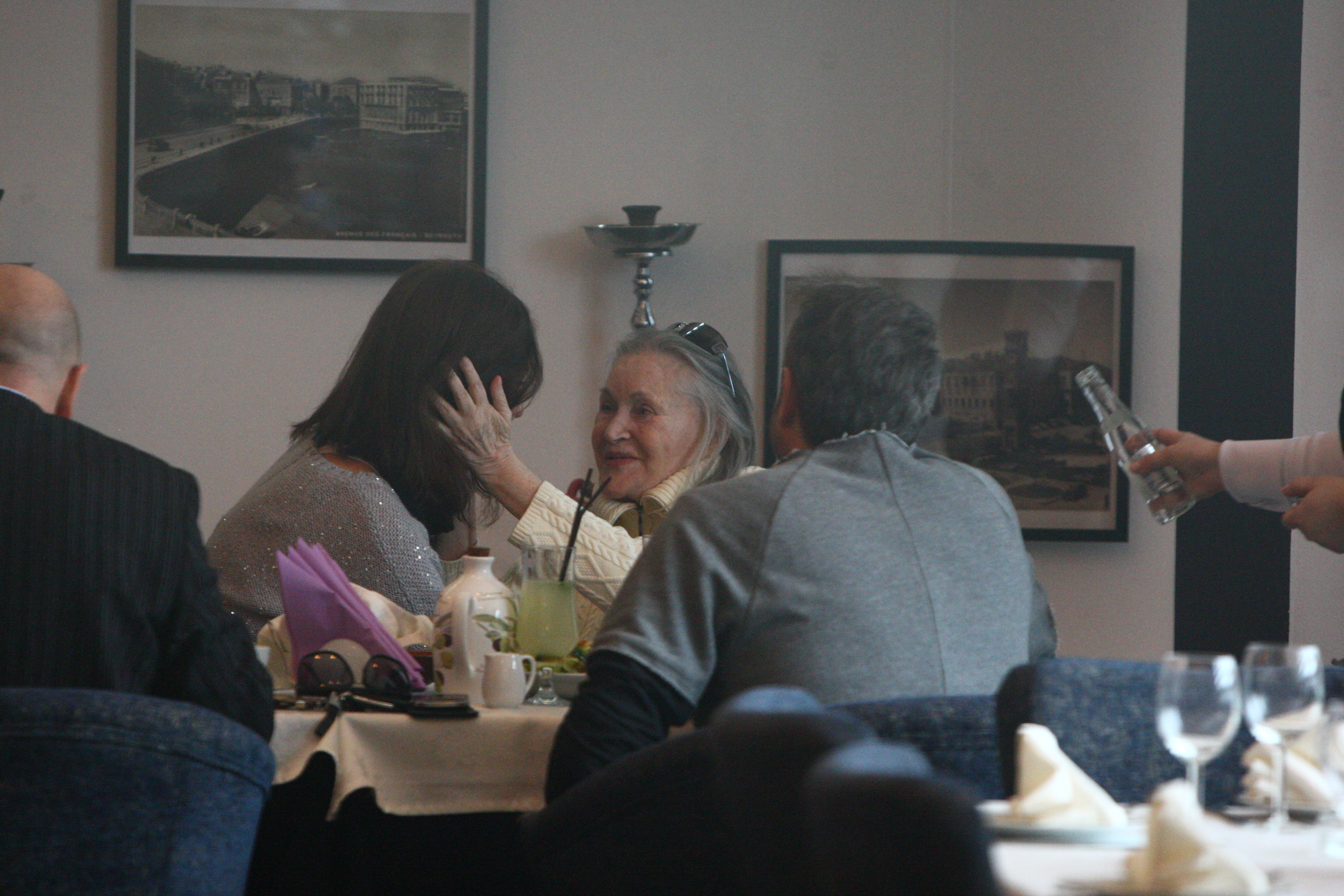 Imediat ce s-a dezbracat de palton, fostul manechin s-a intors la mentorul ei