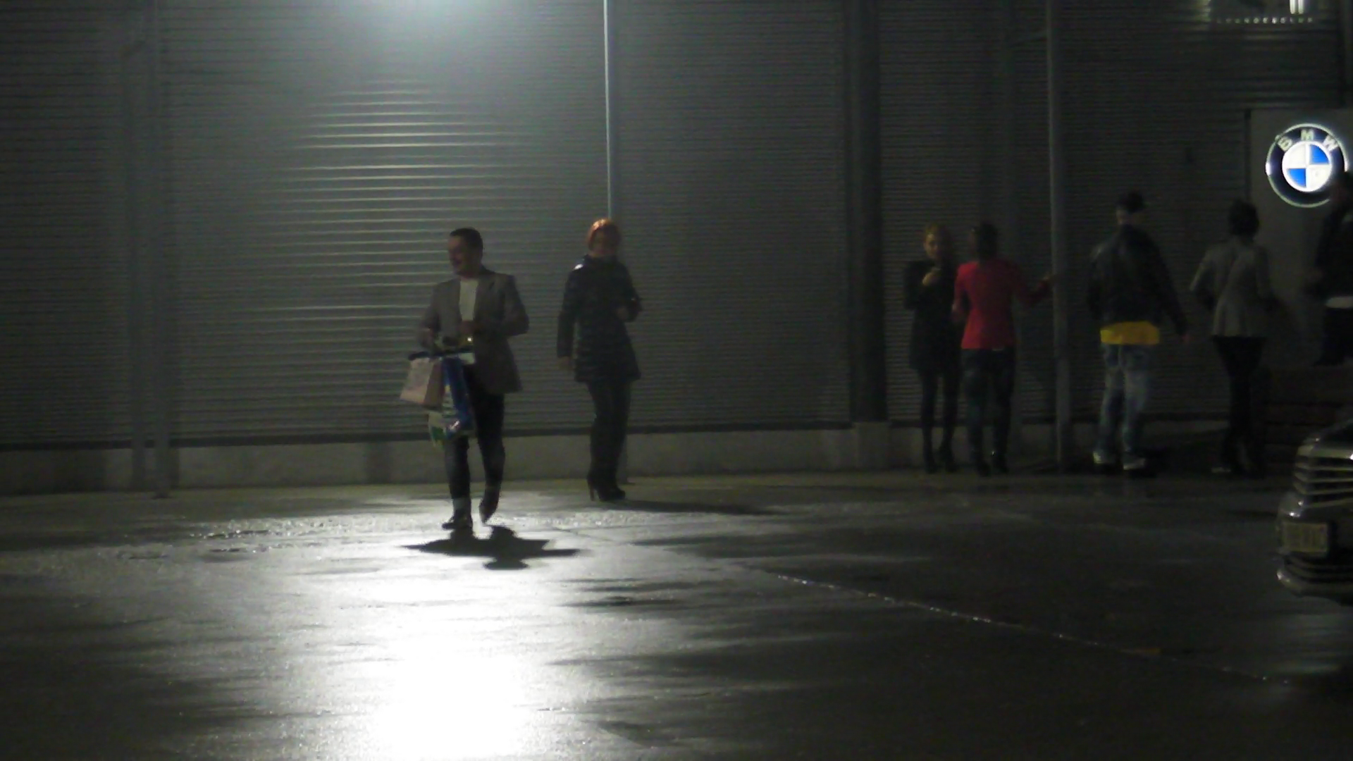 Laurentiu a parasit clubul ultimul, la cateva ore dupa iubita lui, si a iesit cu darurile ei in mana