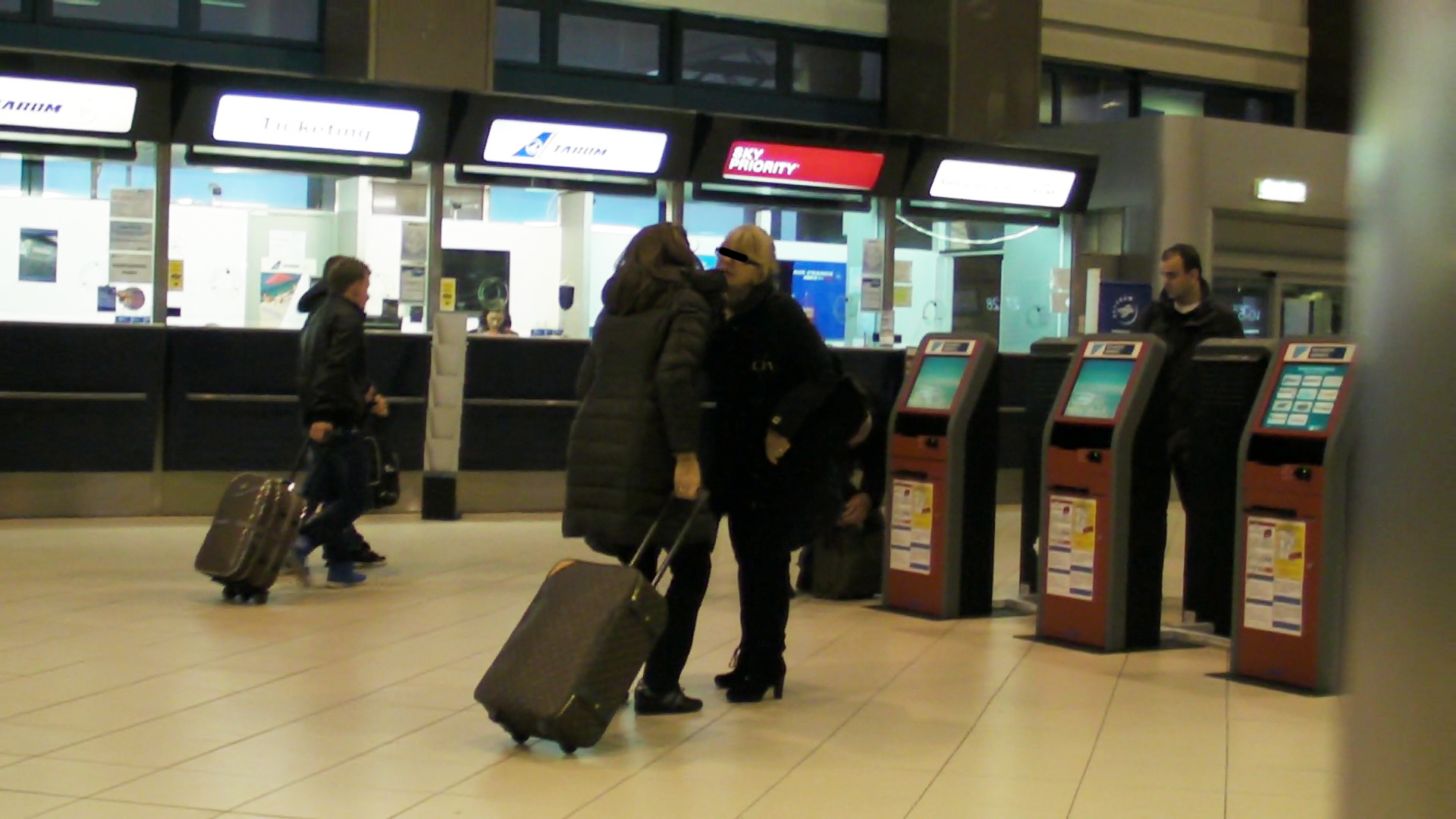 Sotia politicianului s-a intalnit pe aeroport cu o prietena