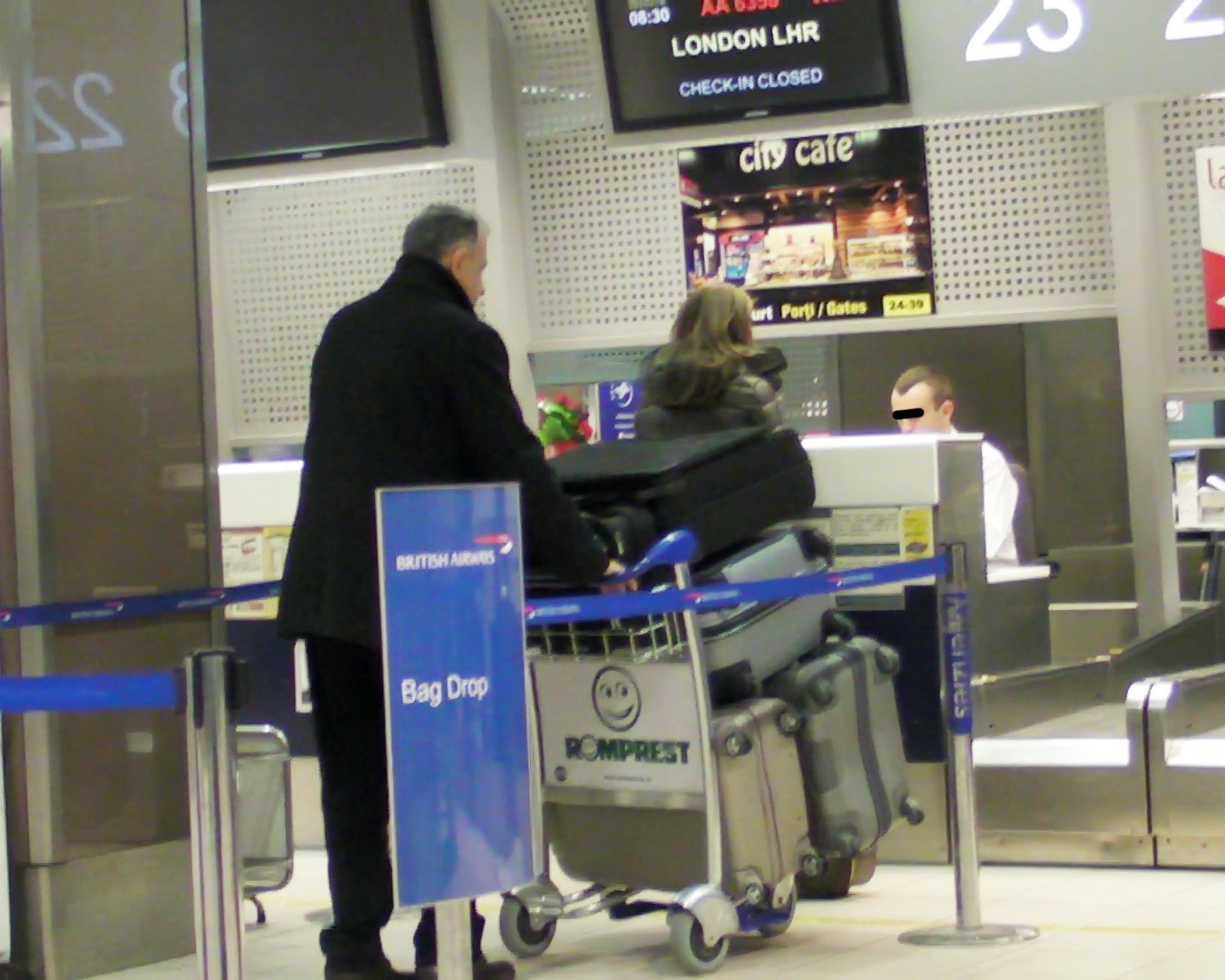 Mircea Geoana impinge caruciorul cu bagaje