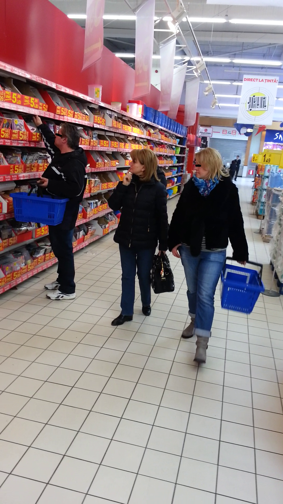 Prima doamna a analizat in trecere oferta de carti si s-a oprit in zona celor de dragoste