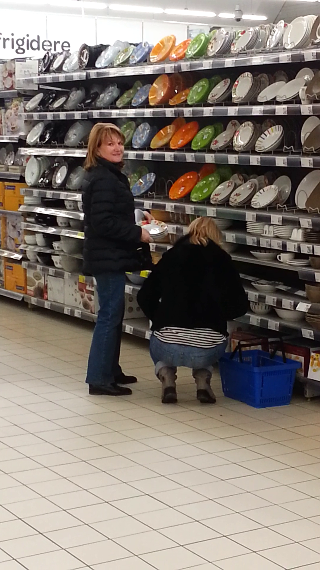 Putin stanjenita, doamna Basescu s-a uitat in jur, sa vada daca ceilalti clienti au vazut micul incident