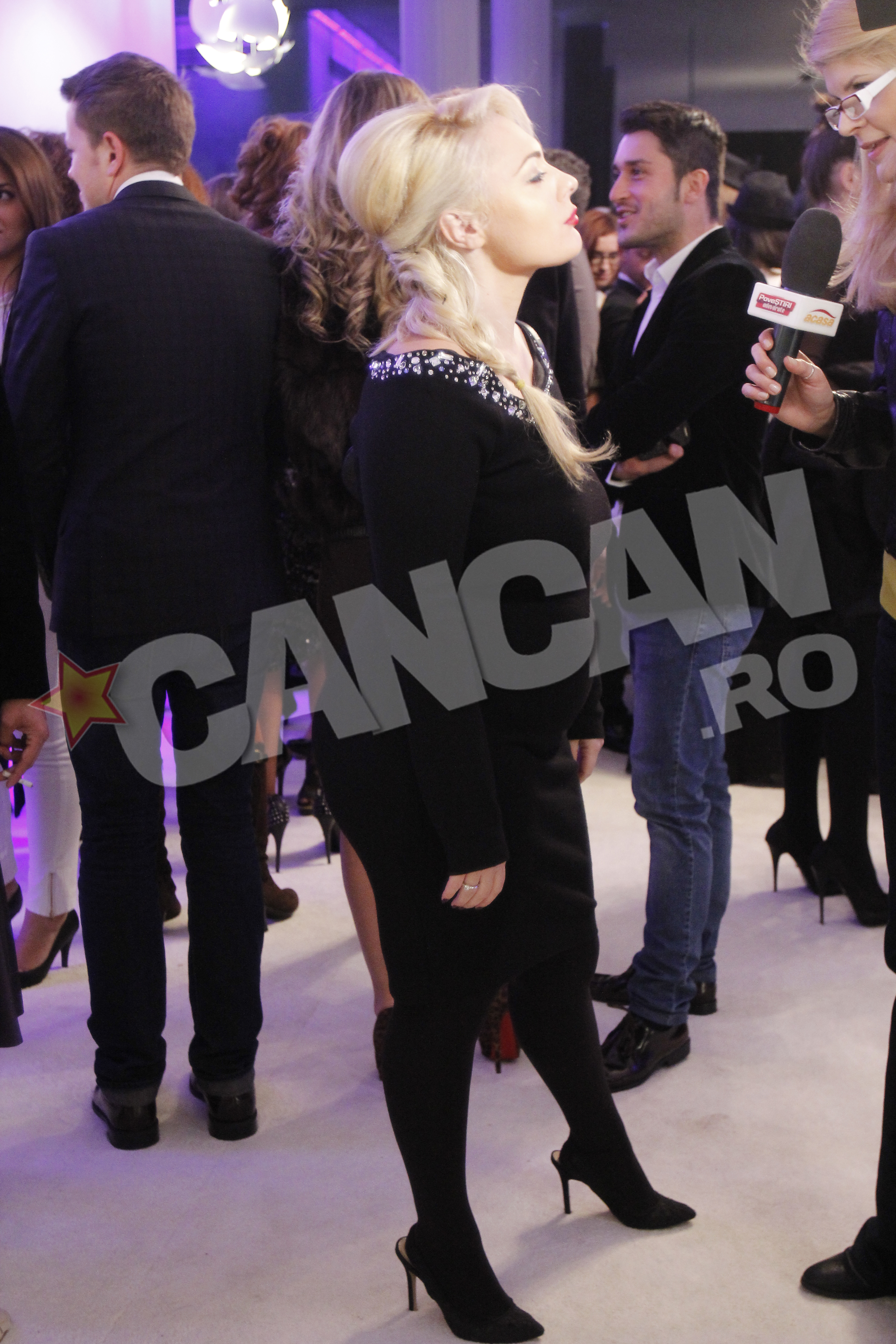 Rochia excesiv de mulata i-a evidentiat si abdomenul acoperit de un surplus de grasime inestetic