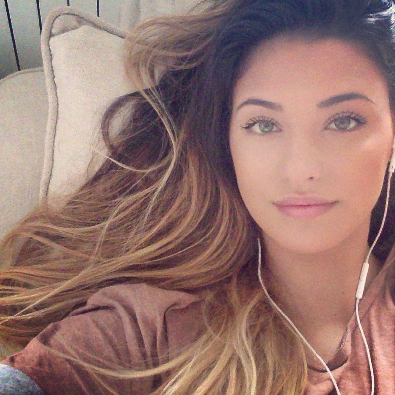 Antonia şi-a schimbat look-ul şi s-a făcut blondă! Vă place cum îi stă?