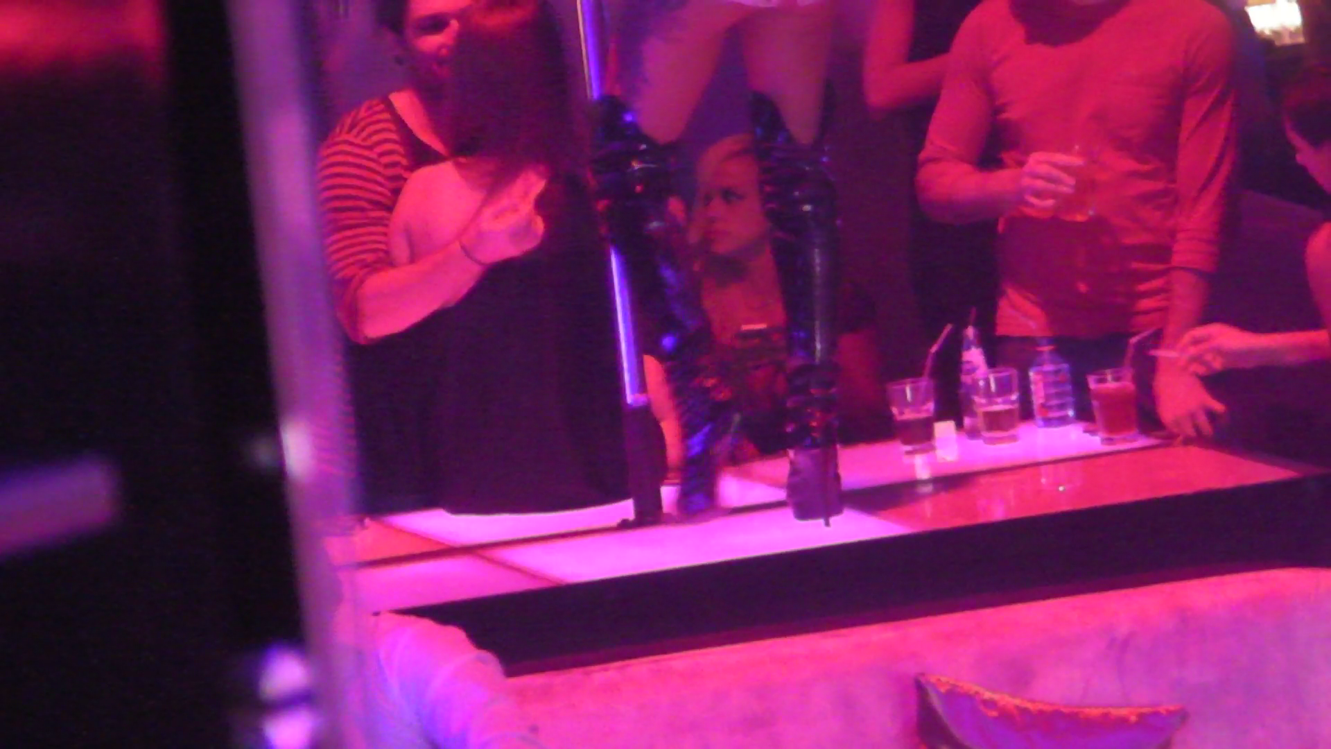 Anda si noteaza numarul de telefon pe care i-l dicteaza Gabi Matei