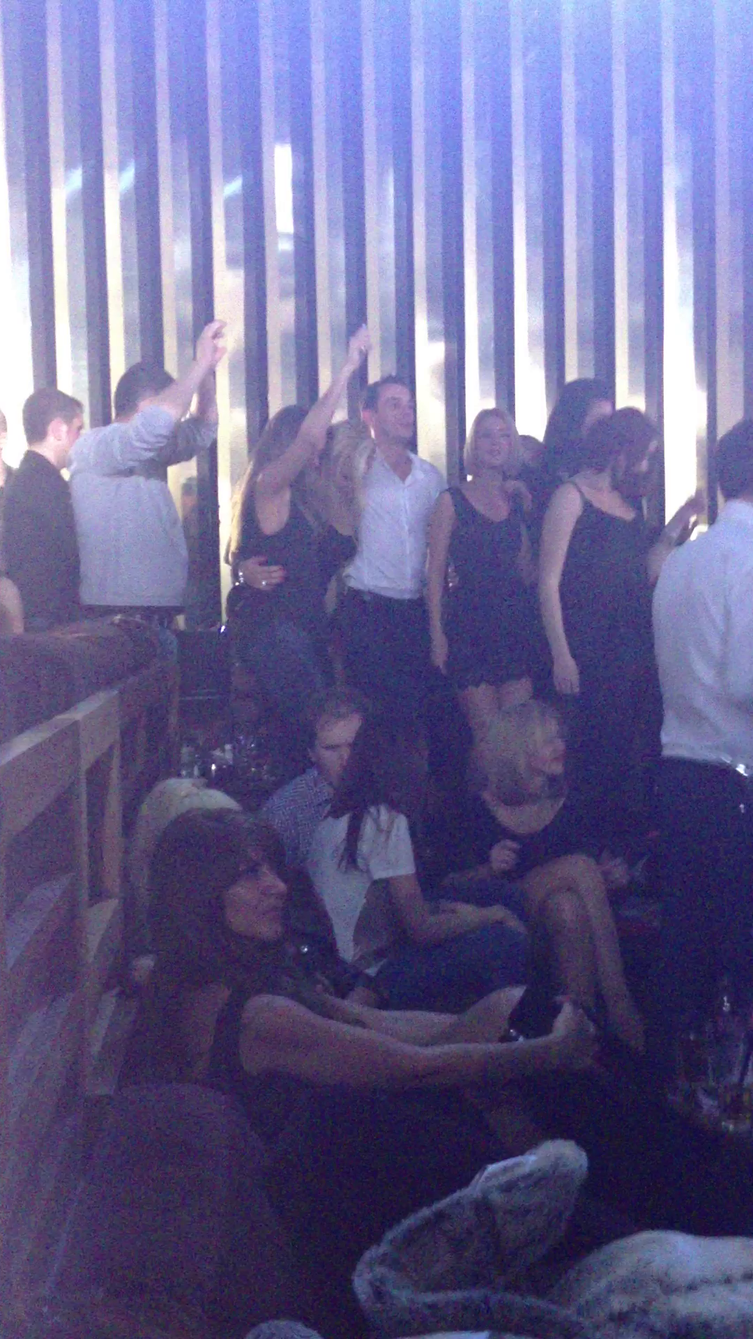 O seara mai tarziu, Anda pare sa fi uitat de fotbalist. E in alt club, cu un al barbat