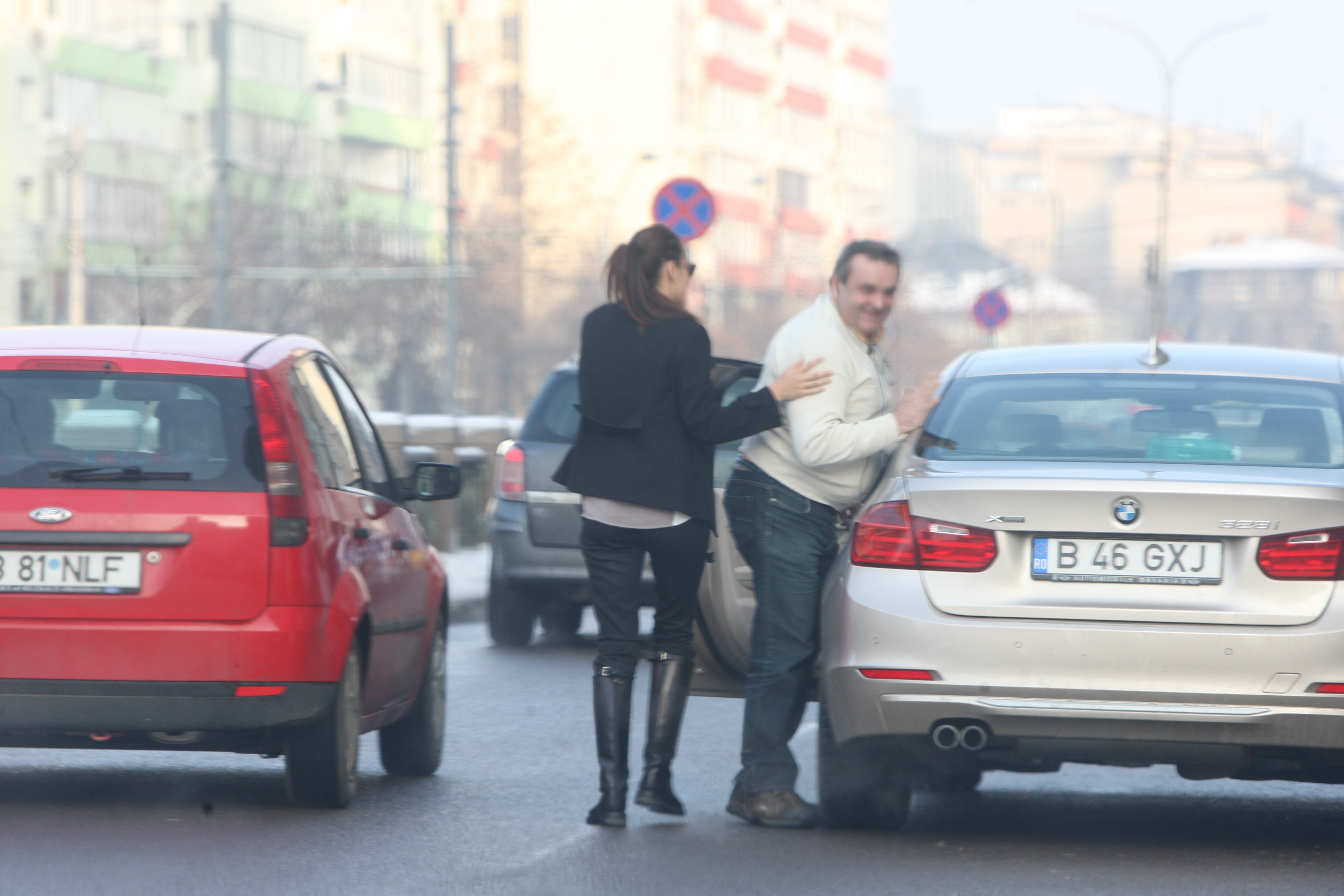 Dupa ce a lasat bagajele acasa, si-a luat ramas bun de la sofer, s-a urcat la volan si a plecat mai departe cu treburi