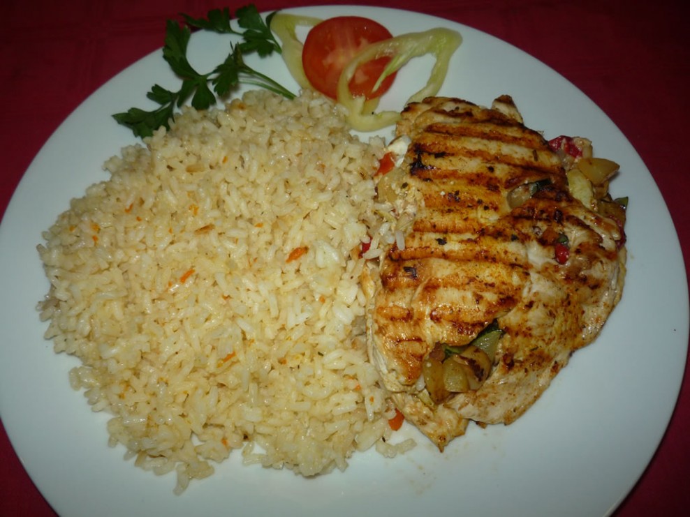 Meniul zilnic al lui Alex Velea nu contine, de multi ani, decat doua alimente: orez si carne de pui