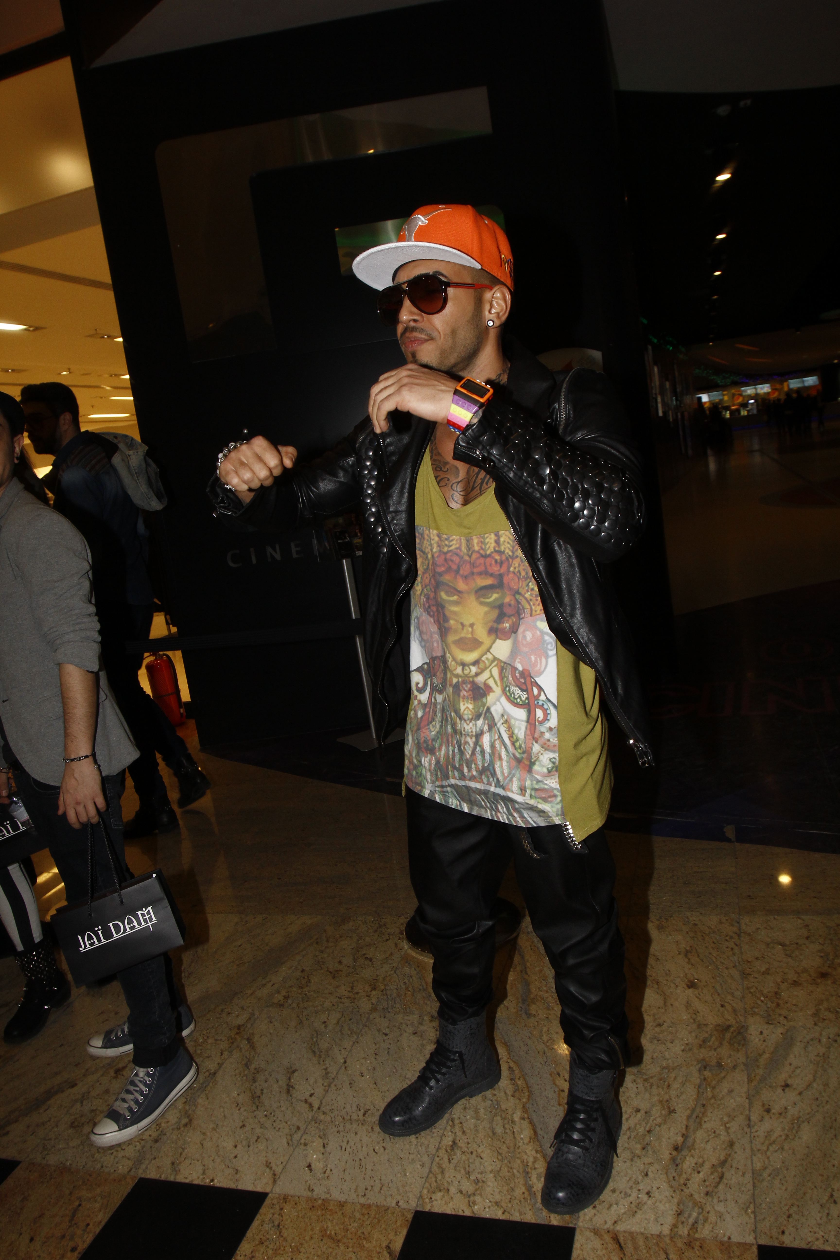 Artistul a inceput sa danseze, din senin, atragnd toate privirile