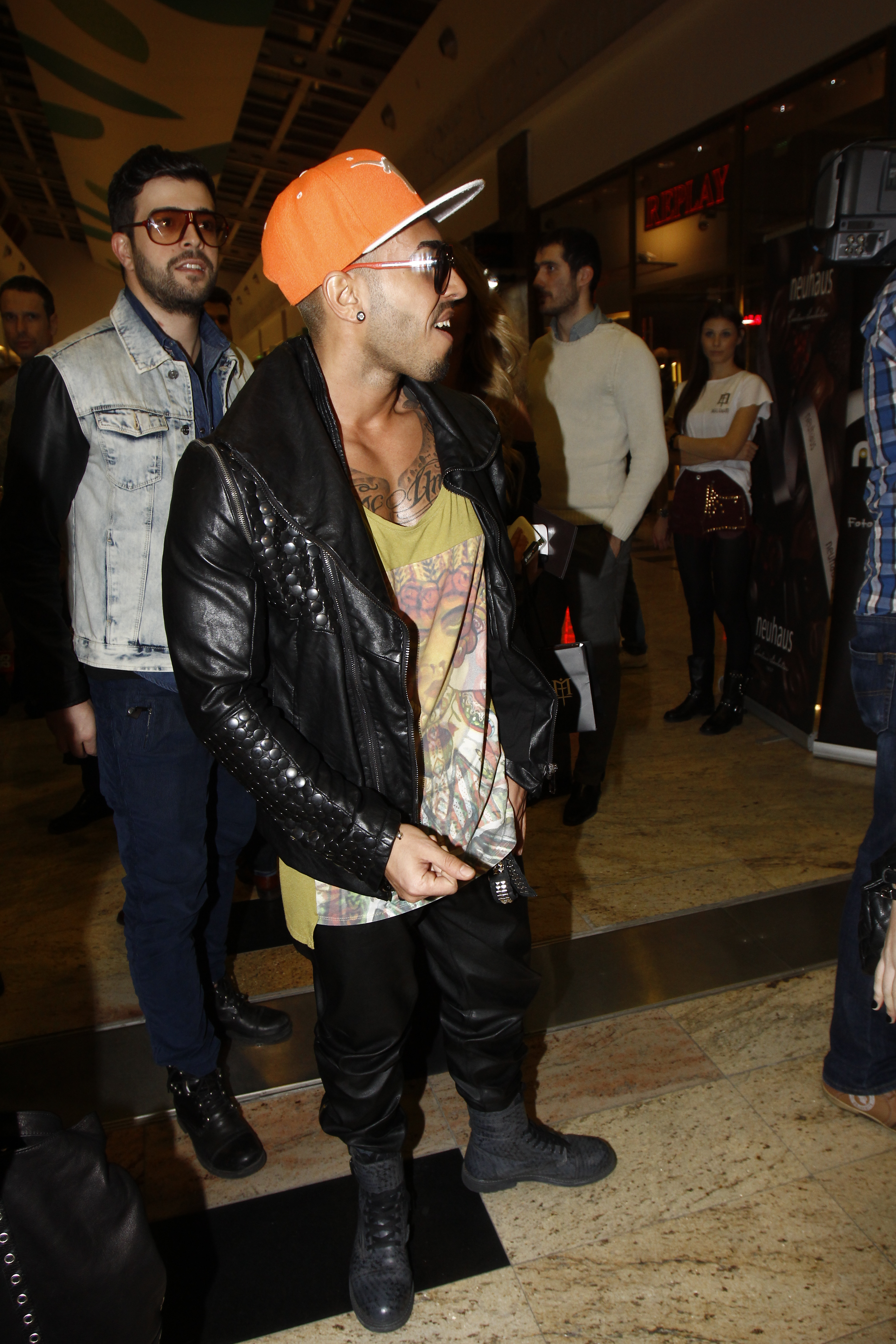 Velea a ajuns la evenimentul monden extrem de euforic si s-a demosntrat a fi pus pe sotii si foarte galagios