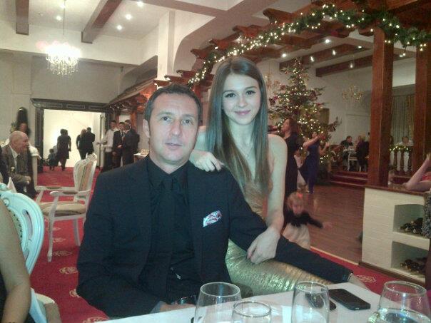 Teodora are o relatie speciala cu tatal ei, mergand impreuna chiar si in club