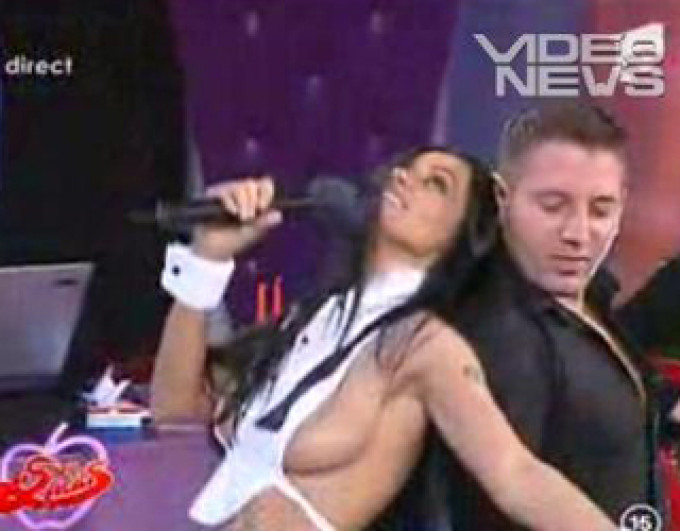 Si-a aratat aproape total sanii, in decembrie 2010, la Antena 1