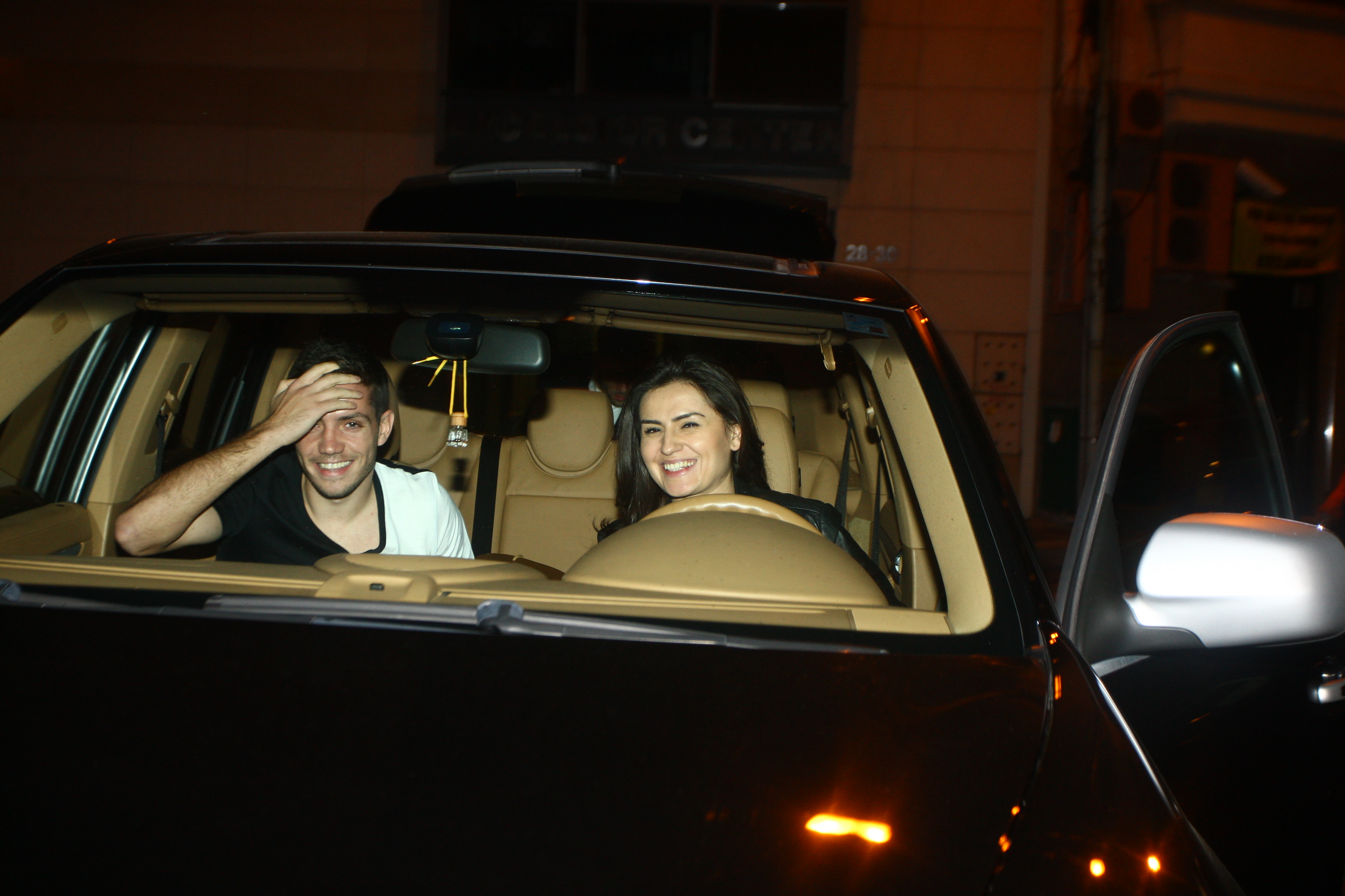 Alex si-a luat iubita pe post de sofer