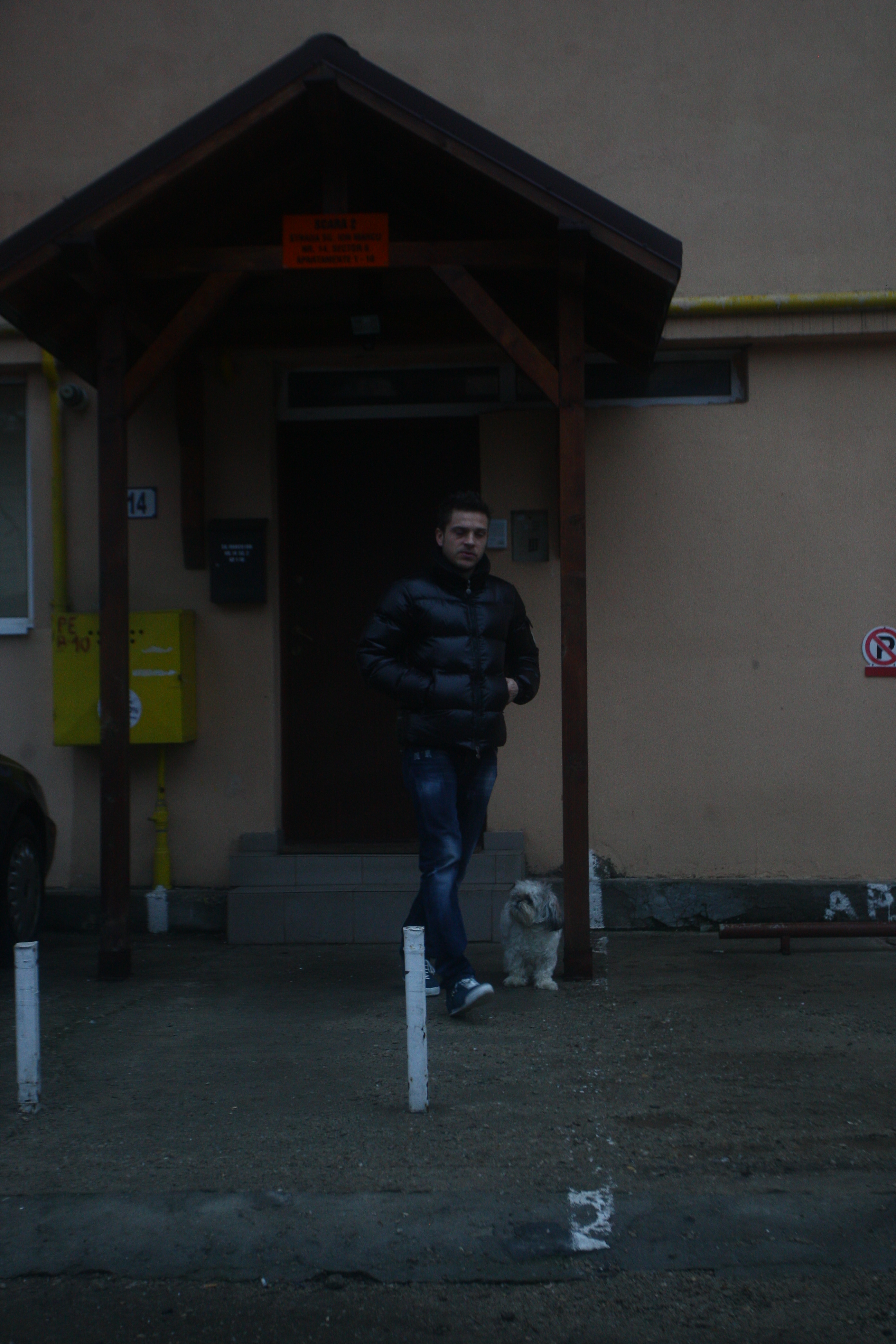 Dupa ce i-a dus pe cei doi in casa, Tibi a iesit afara cu catelul familiei