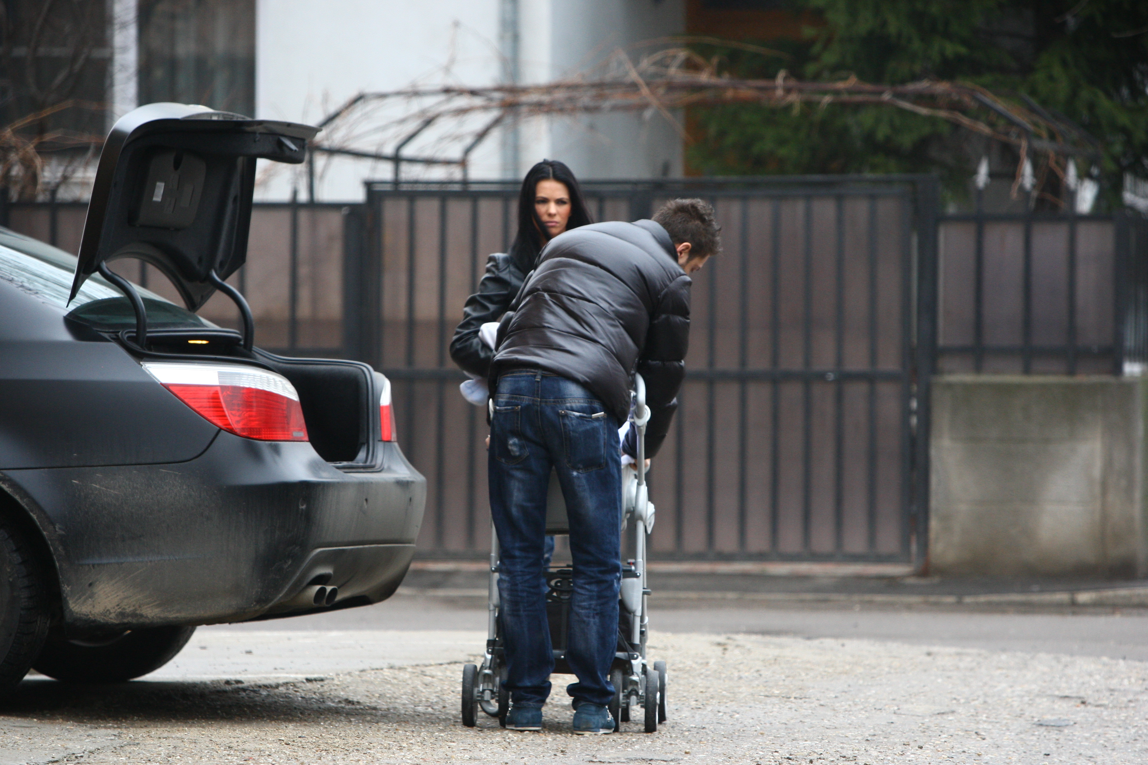 Fotbalistul monteaza caruciorul ca un adevarat profesionist