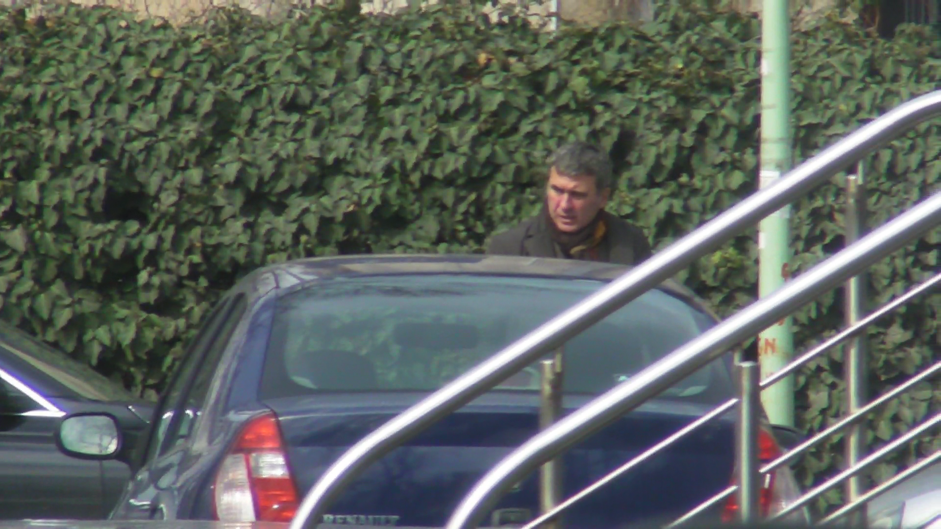 Hagi isi priveste masina, deloc mandru de locul de parcare pe care l-a gasit