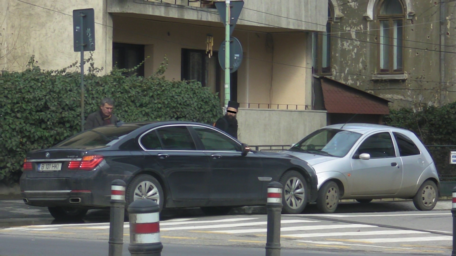 Preotul s-a uitat cu atentie sa vada daca cel pe langa care a trecut este insusi 