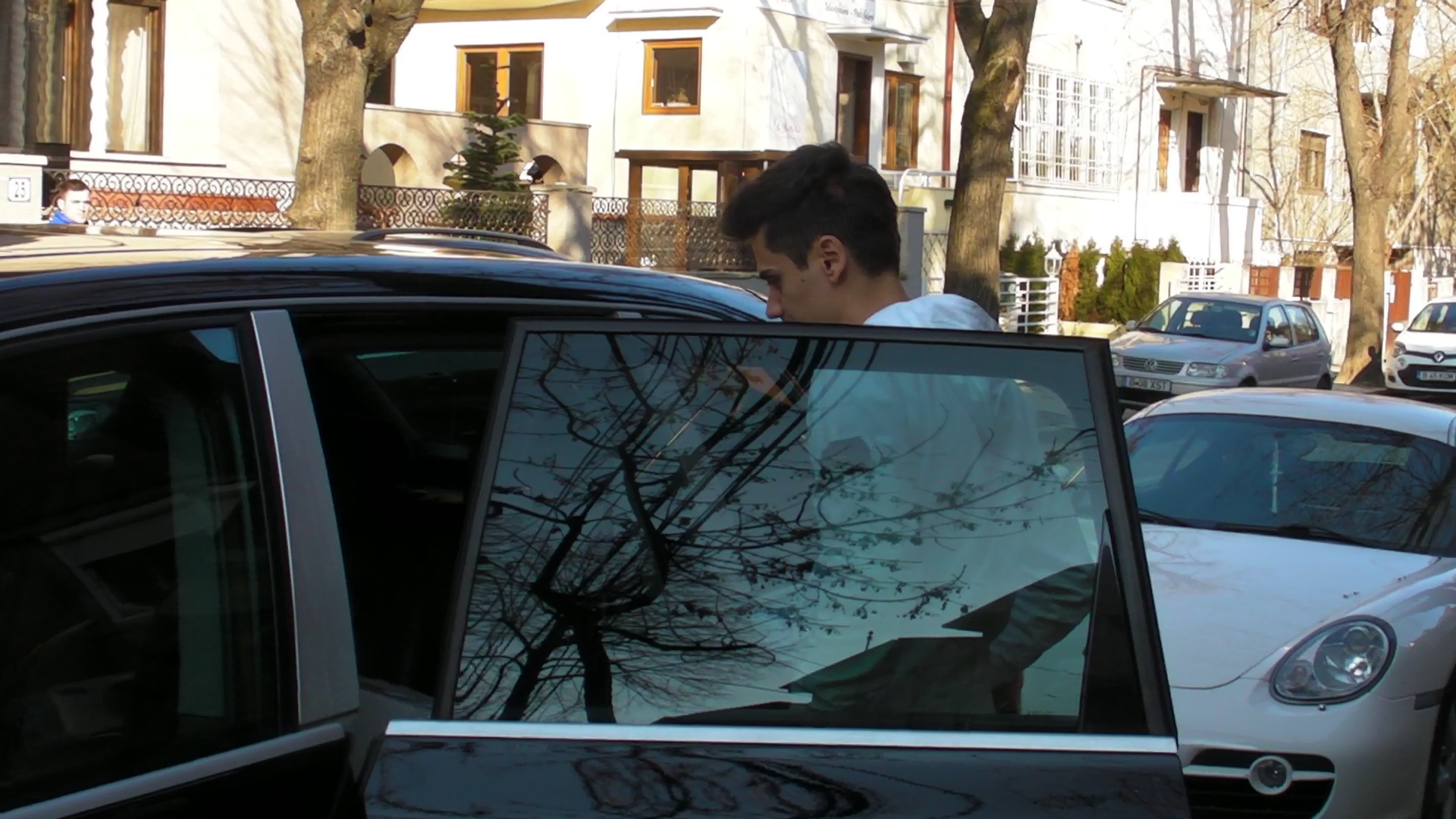 Razvan parcheaza masina si se intoarce sa ia ceva de pe bancheta din spate