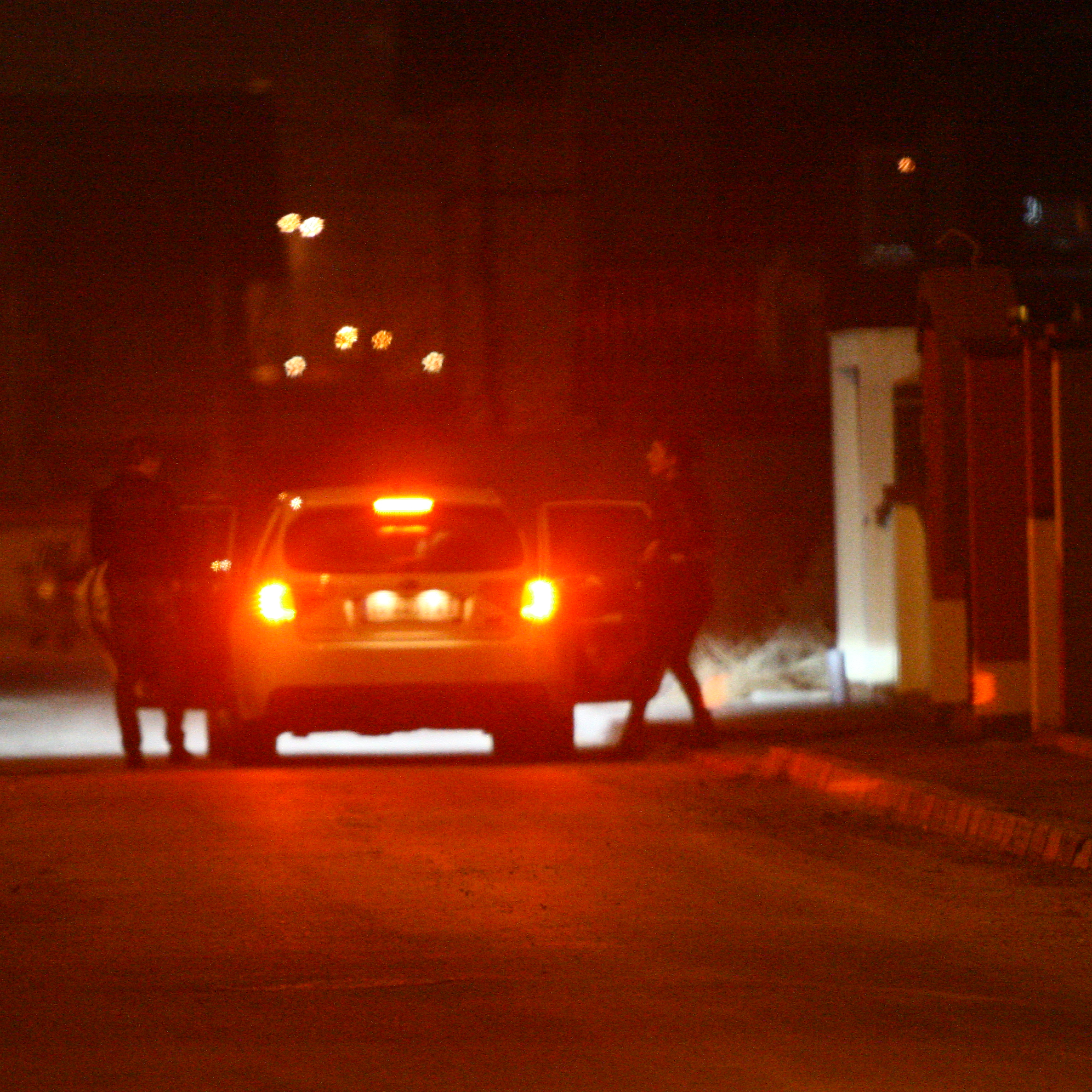 Cei doi coboara in fata casei lui Nicky