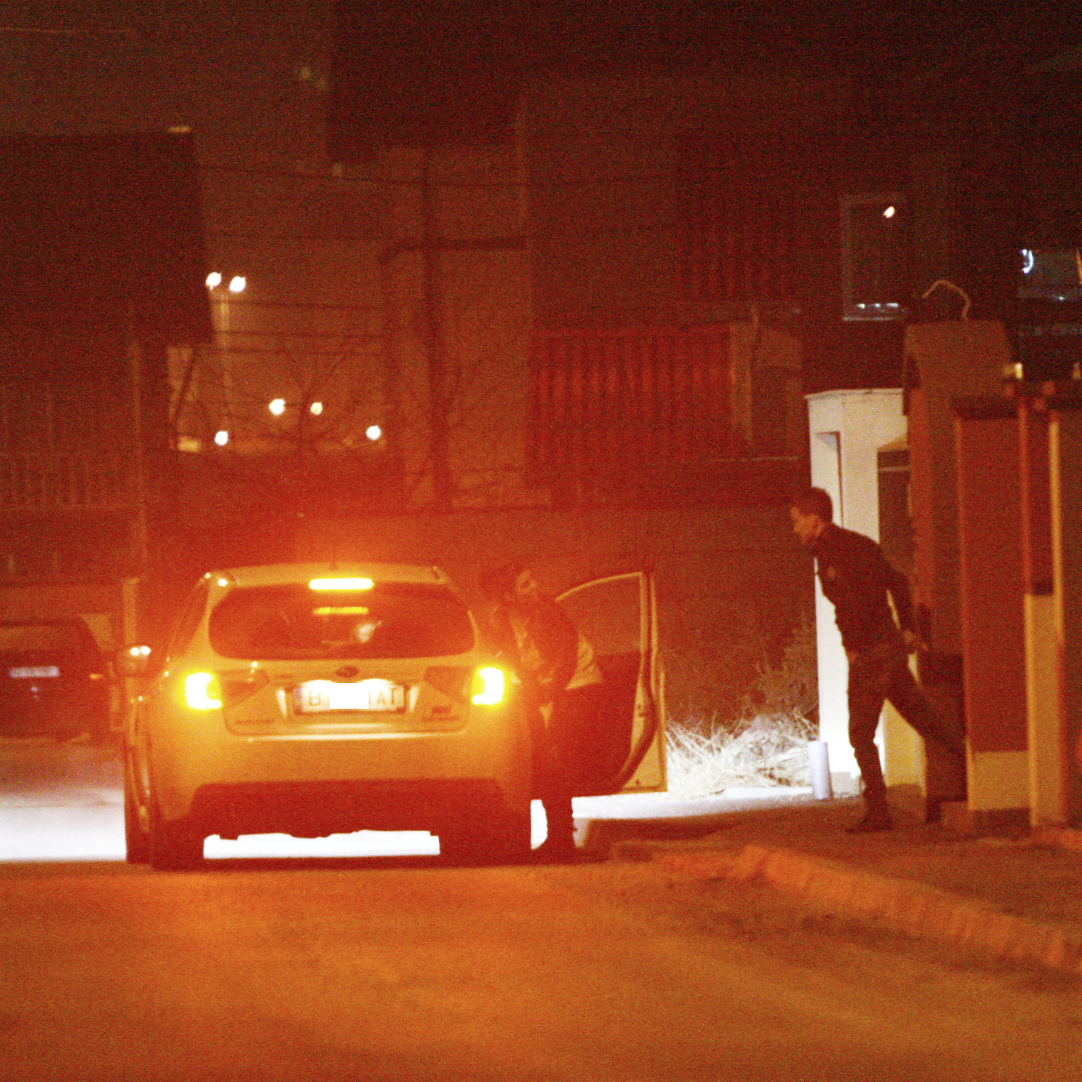 Fotbalistul nu poate sta prea mult departe de Andreea, asa ca o urmeaza afara