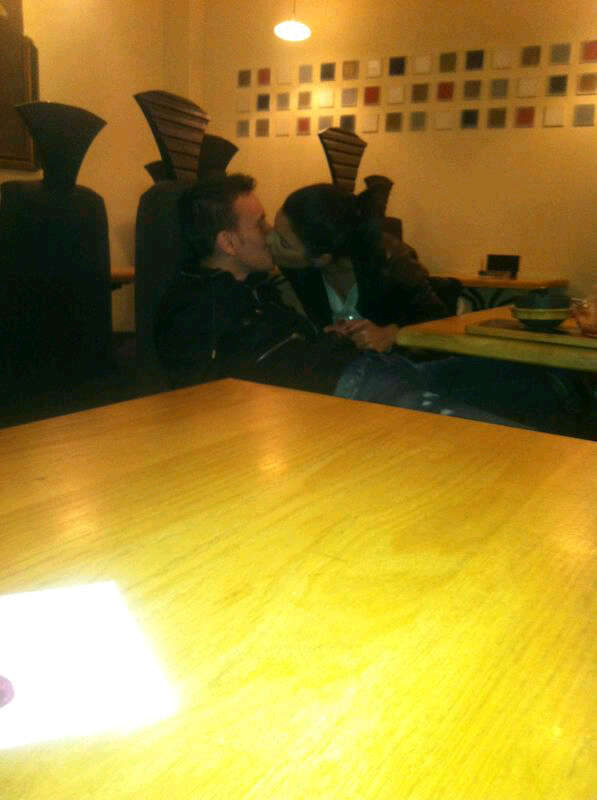 Si s-au sarutat cu patima