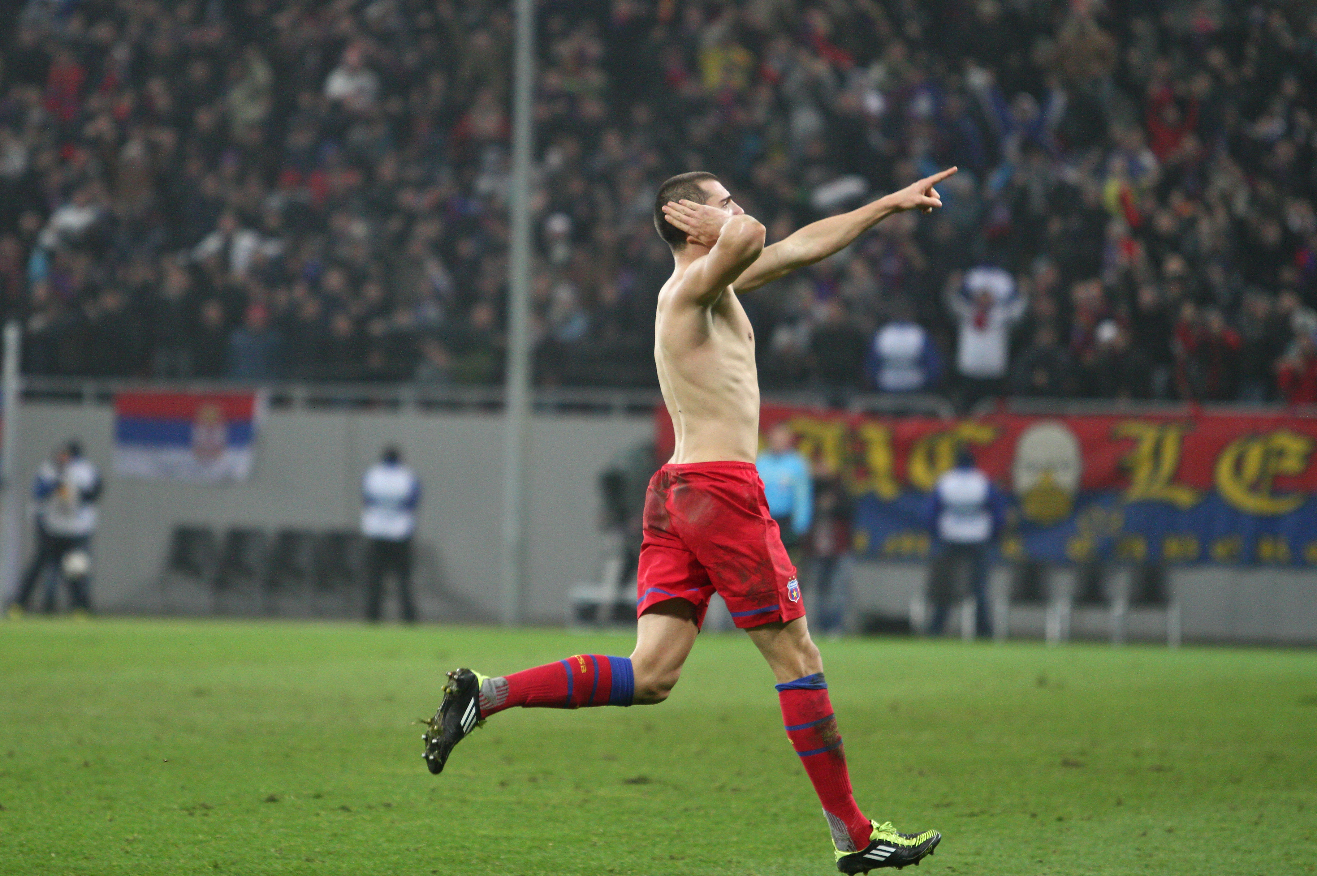 Stefan Nikolic incearca de cateva luni sa o convinga pe bruneta sa il insoteasca la o cafenea