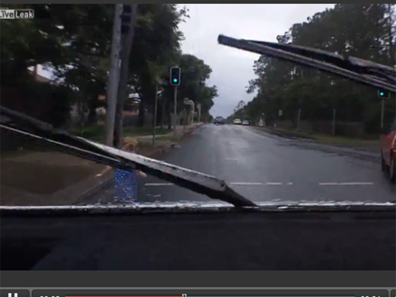 IMAGINI ŞOCANTE Nicio mamă nu are putere să se uite la filmarea asta! O fetiţă, lasata de părinţi să intre sub roţile unei maşini!